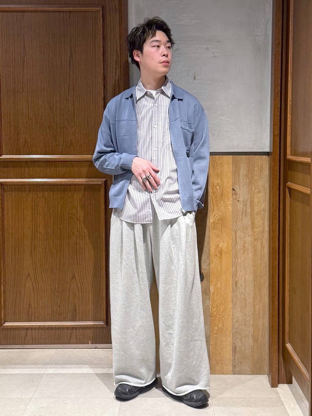 ホワイト系のシャツ/ブラウス、ブルー系のシャツ/ブラウス、グレー系のスウェットパンツを着用したメンズの春コーディネートの7枚目の写真