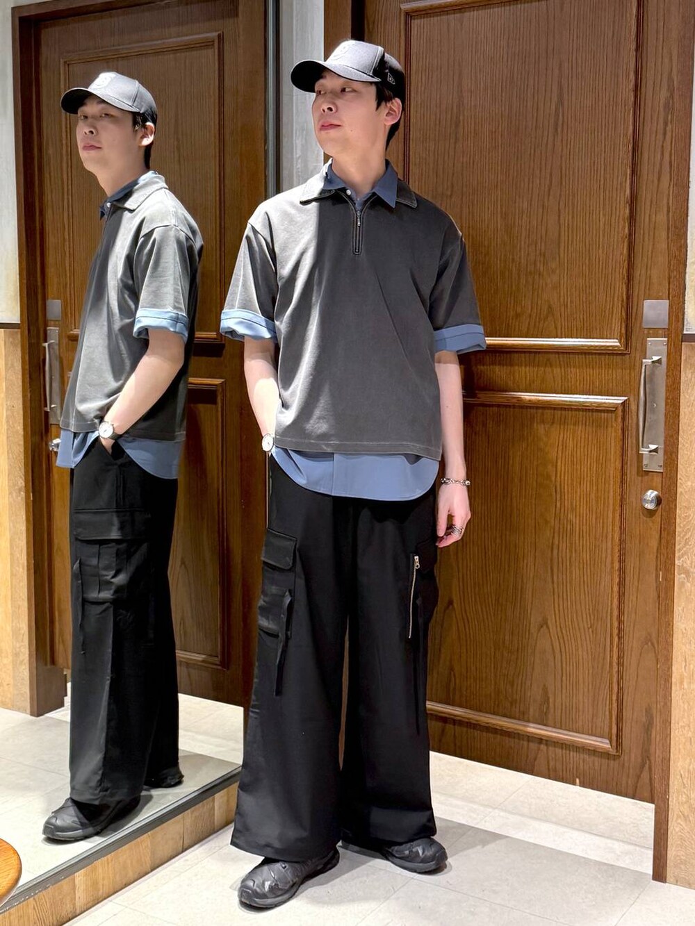ブルー系のシャツ/ブラウスを着用したメンズの春コーディネートの6枚目の写真
