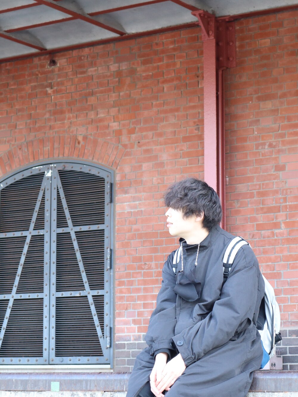 ブラック系のモッズコート、ブラック系のその他パンツ、ホワイト系のTシャツ/カットソーを着用したメンズの冬コーディネートの3枚目の写真