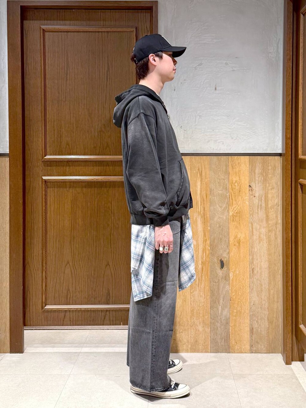 ホワイト系のシャツ/ブラウス、グレー系のデニムパンツ、ホワイト系のTシャツ/カットソーを着用したメンズの秋コーディネートの5枚目の写真