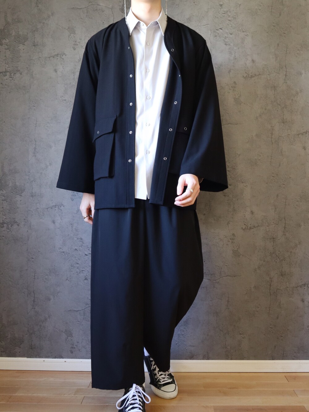 ブラック系のカーディガン/ボレロ、グレー系のシャツ/ブラウス、その他のおもちゃを着用したメンズの春コーディネートの2枚目の写真