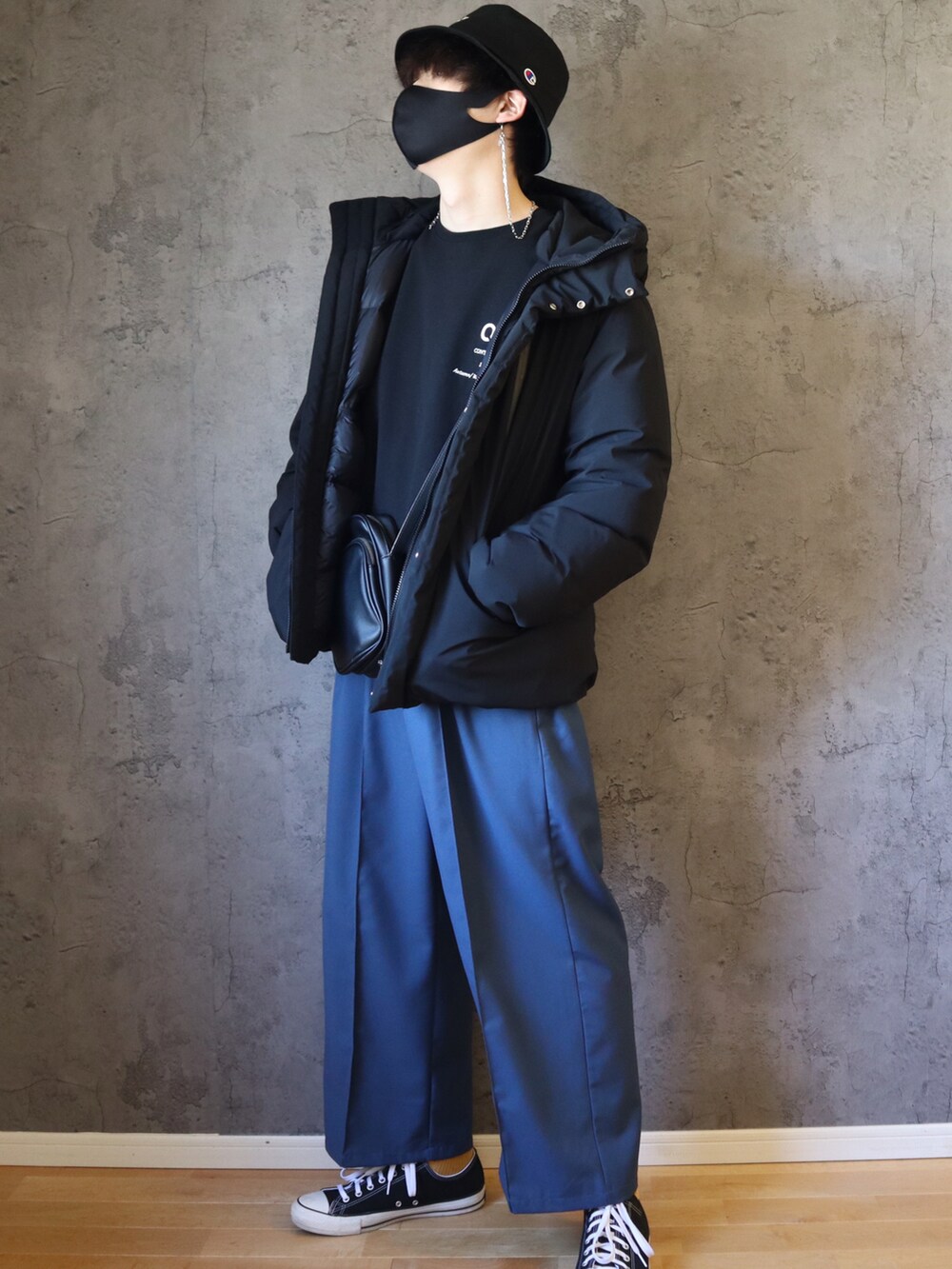 ブラック系のダウンジャケット/コート、ブラック系のTシャツ/カットソー、ブラック系のショルダーバッグを着用したメンズの冬コーディネートの2枚目の写真