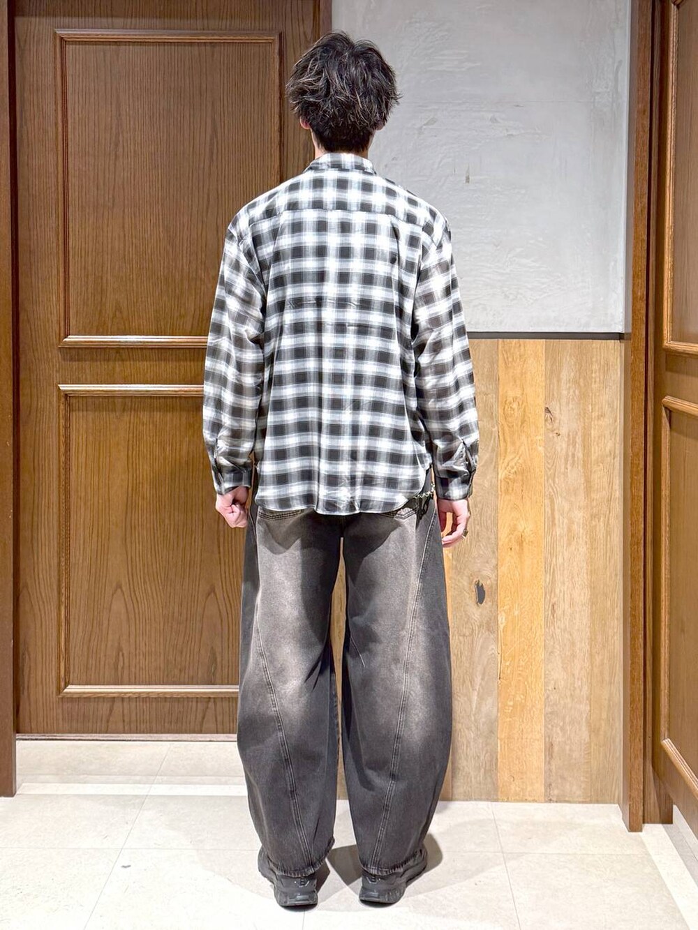 ブラック系のデニムパンツを着用したメンズの春コーディネートの4枚目の写真