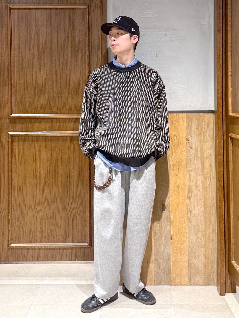 グレー系のダウンジャケット/コート、ブラック系のニット/セーター、グレー系のスウェットパンツを着用したメンズの秋コーディネートの3枚目の写真