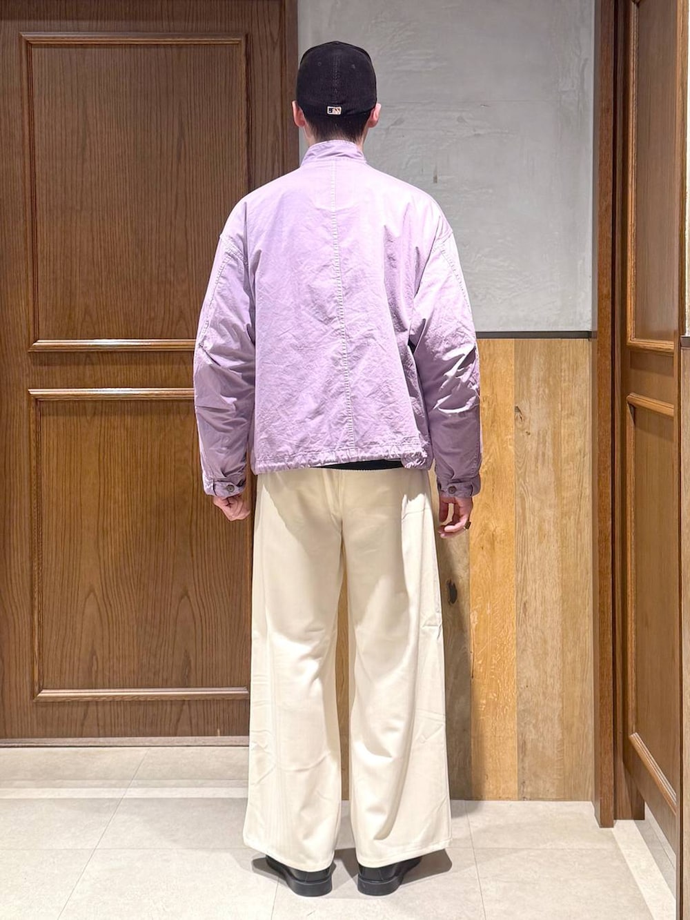 ホワイト系のスラックス、ブラック系のニット/セーターを着用したメンズの冬コーディネートの6枚目の写真