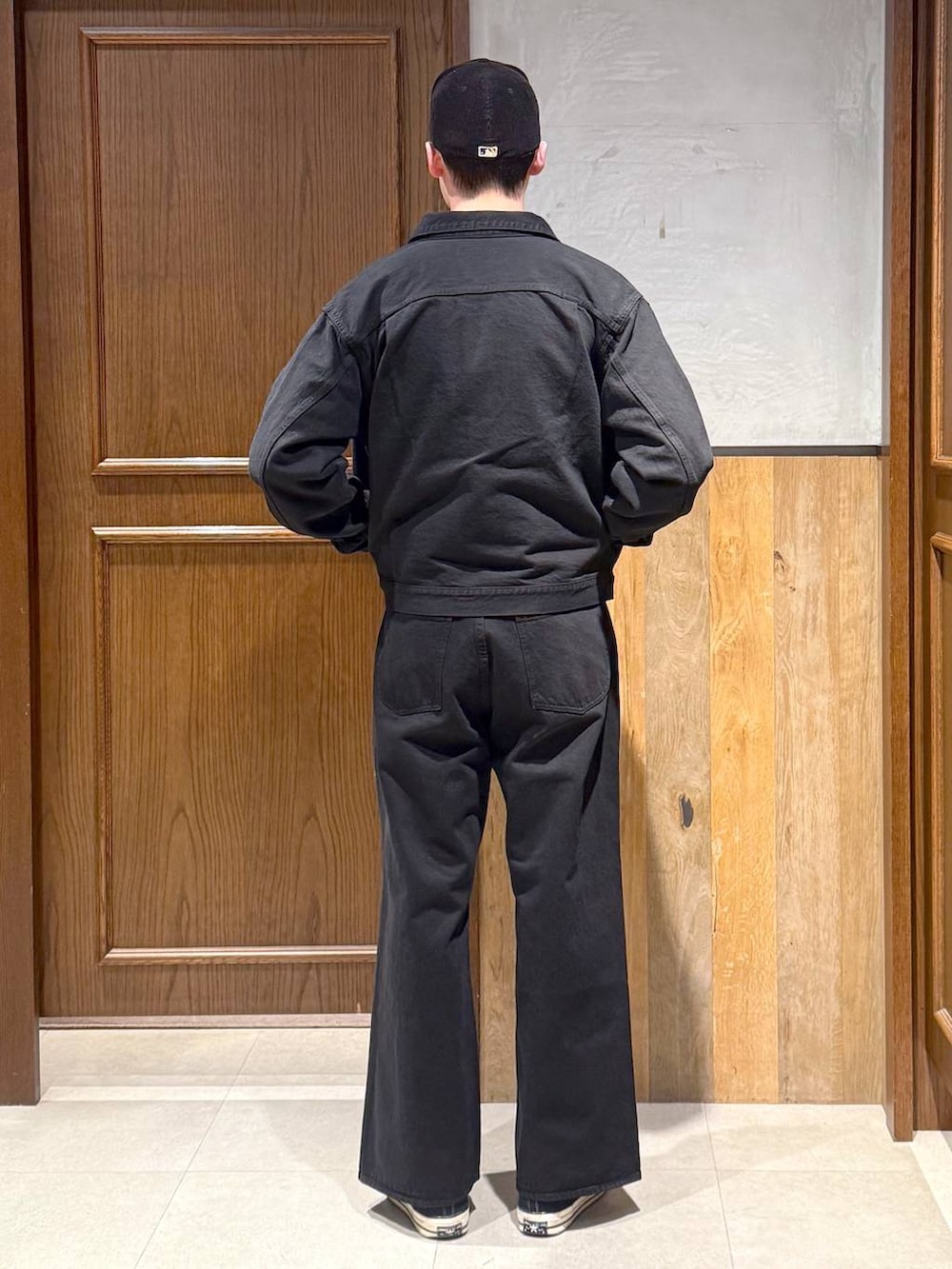 ブラック系のデニムパンツ、ブラック系のデニムジャケット、ピンク系のニット/セーターを着用したメンズの冬コーディネートの5枚目の写真