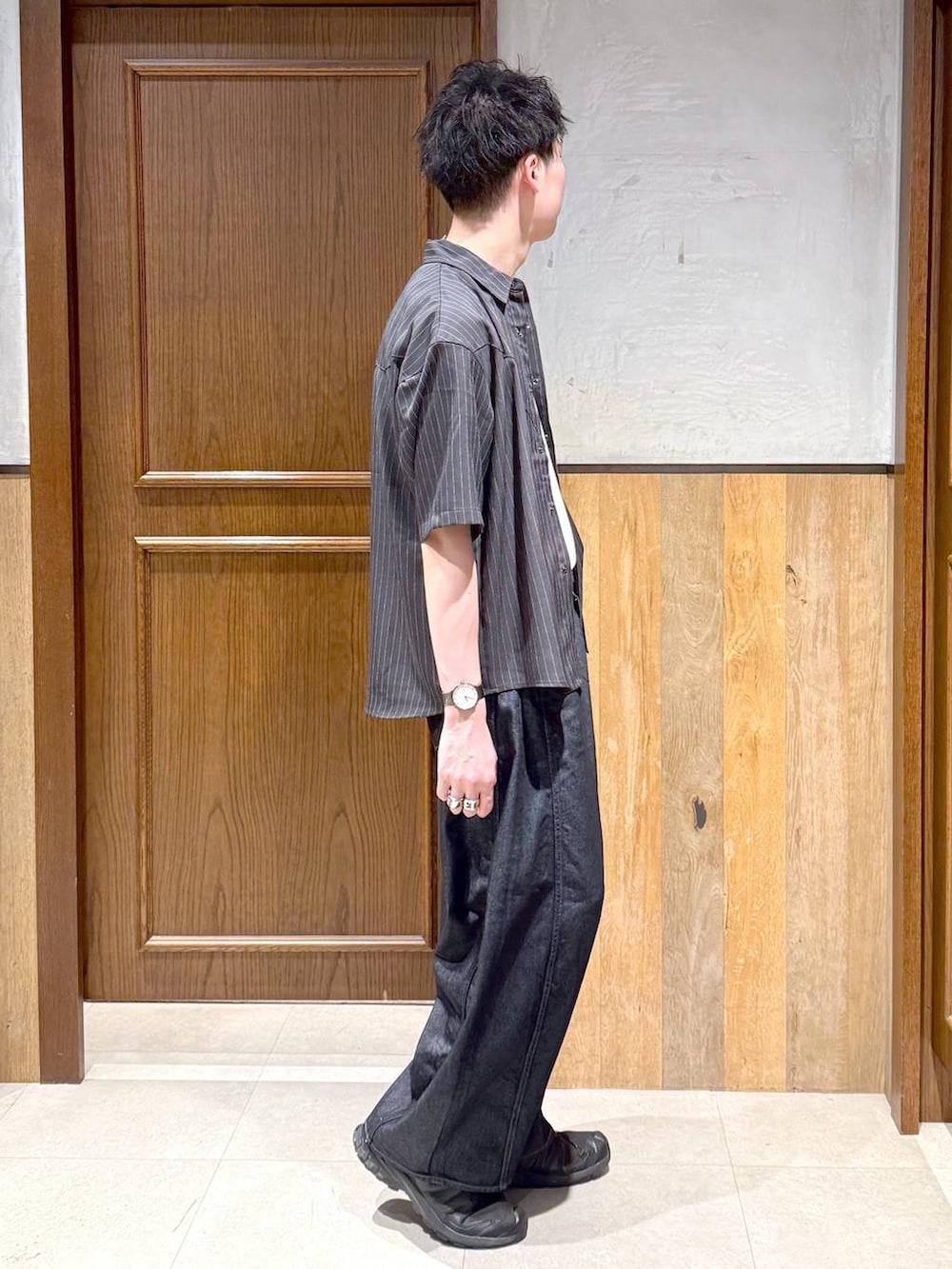 ブルー系のデニムパンツ、グレー系のシャツ/ブラウスを着用したメンズの春コーディネートの5枚目の写真