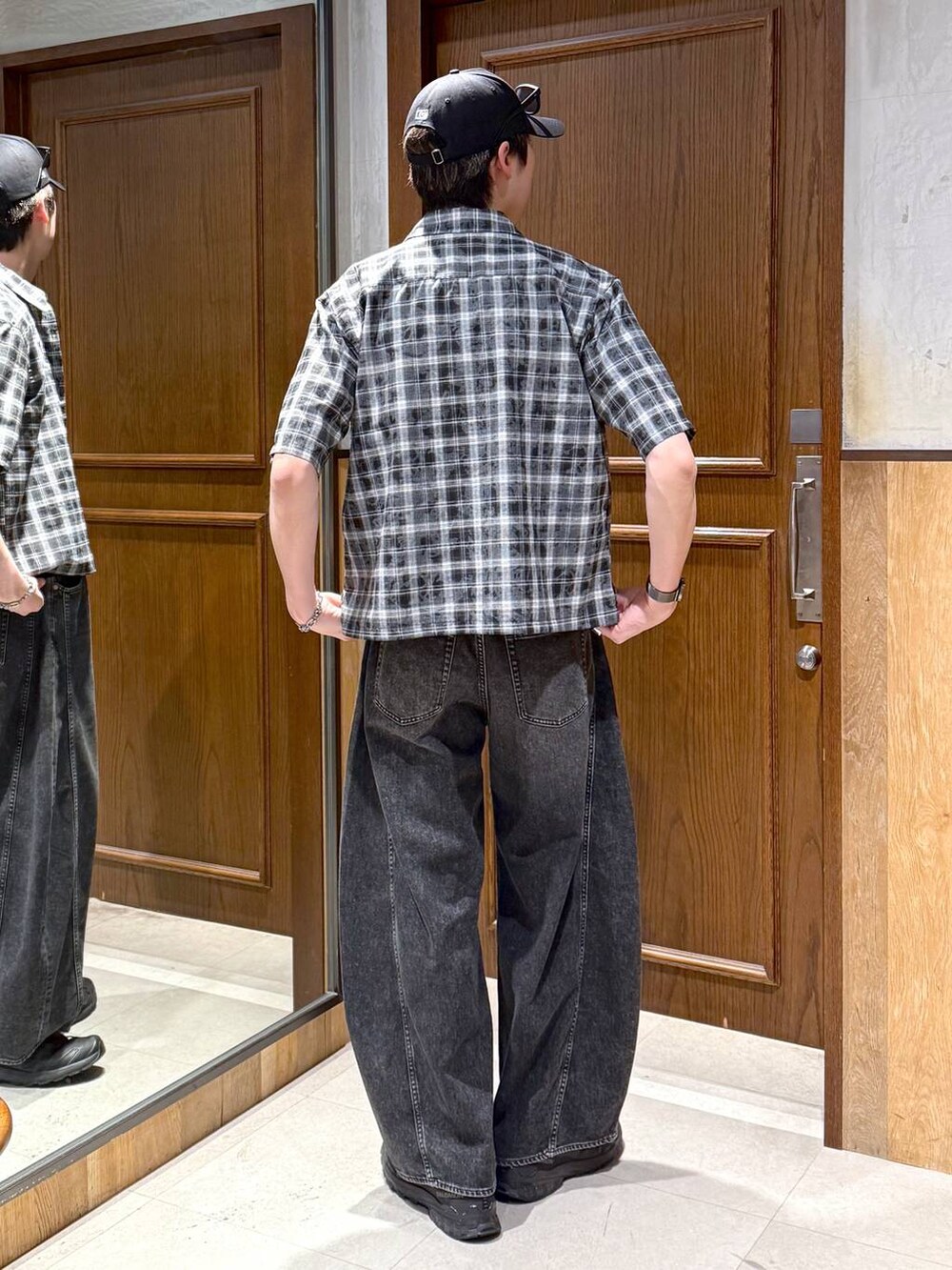 グレー系のデニムパンツ、ブラック系のシャツ/ブラウス、ブラック系のTシャツ/カットソーを着用したメンズの春コーディネートの4枚目の写真