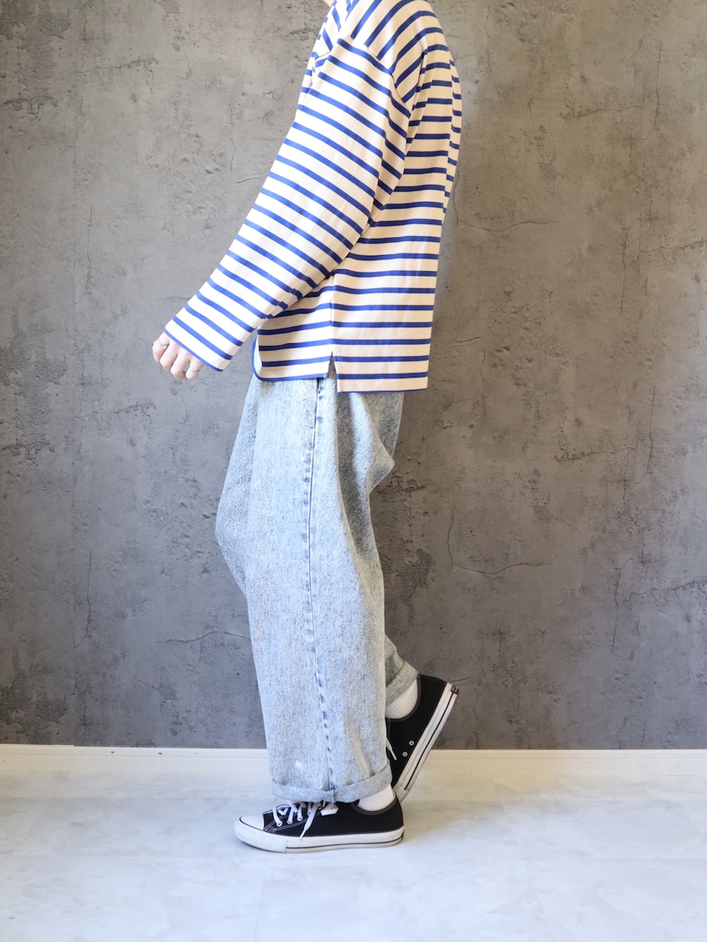 ベージュ系のTシャツ/カットソー、ブルー系のデニムパンツ、その他のおもちゃを着用したメンズの春コーディネートの3枚目の写真