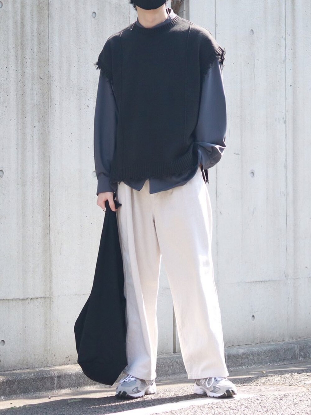 グレー系のベスト、ブルー系のシャツ/ブラウス、ホワイト系のスラックスを着用したメンズの春コーディネートの3枚目の写真