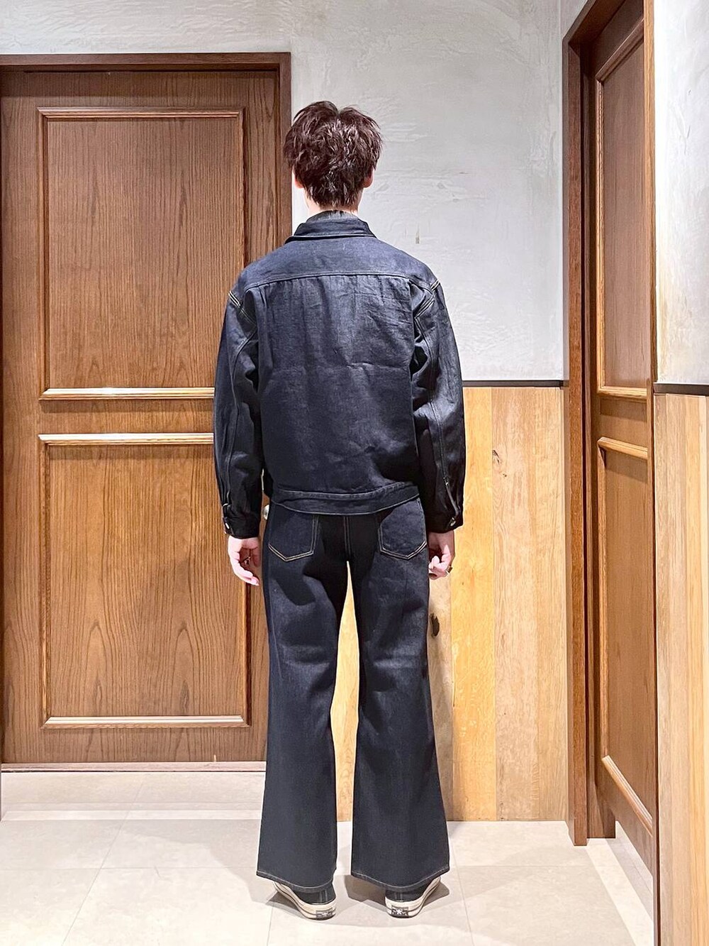 ブルー系のデニムパンツ、ブルー系のデニムジャケット、ブラック系のシャツ/ブラウスを着用したメンズの秋コーディネートの5枚目の写真