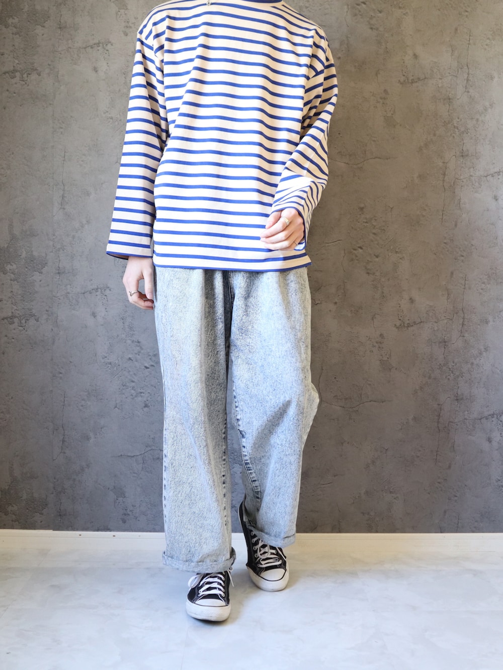 ベージュ系のTシャツ/カットソー、ブルー系のデニムパンツ、その他のおもちゃを着用したメンズの春コーディネートの4枚目の写真