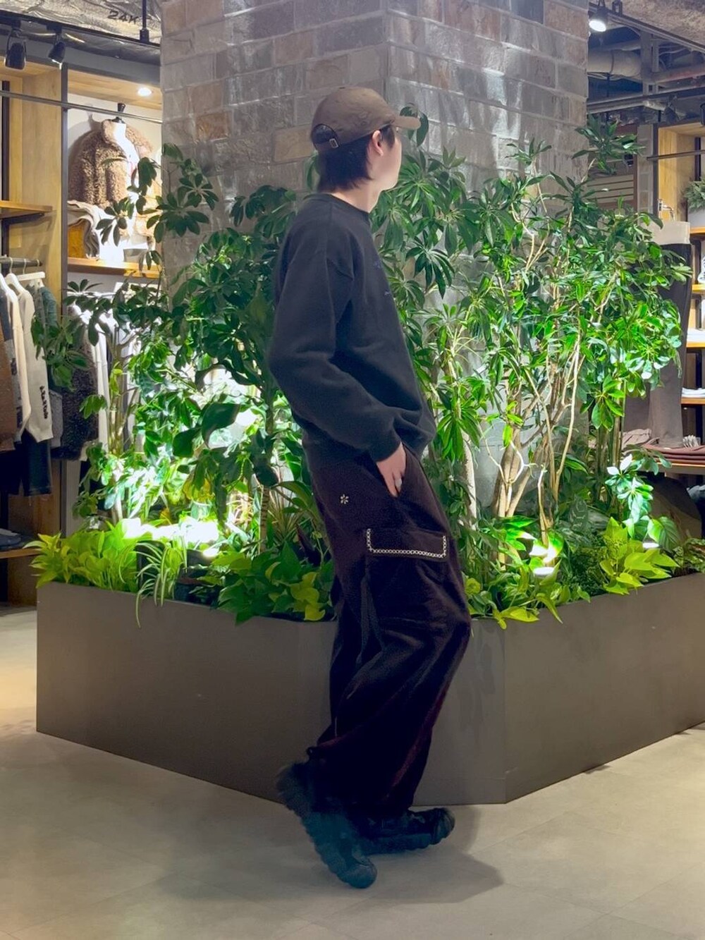 ブラウン系のカーゴパンツ、ブラック系のスウェット、ブラウン系のキャップを着用したメンズの冬コーディネートの3枚目の写真