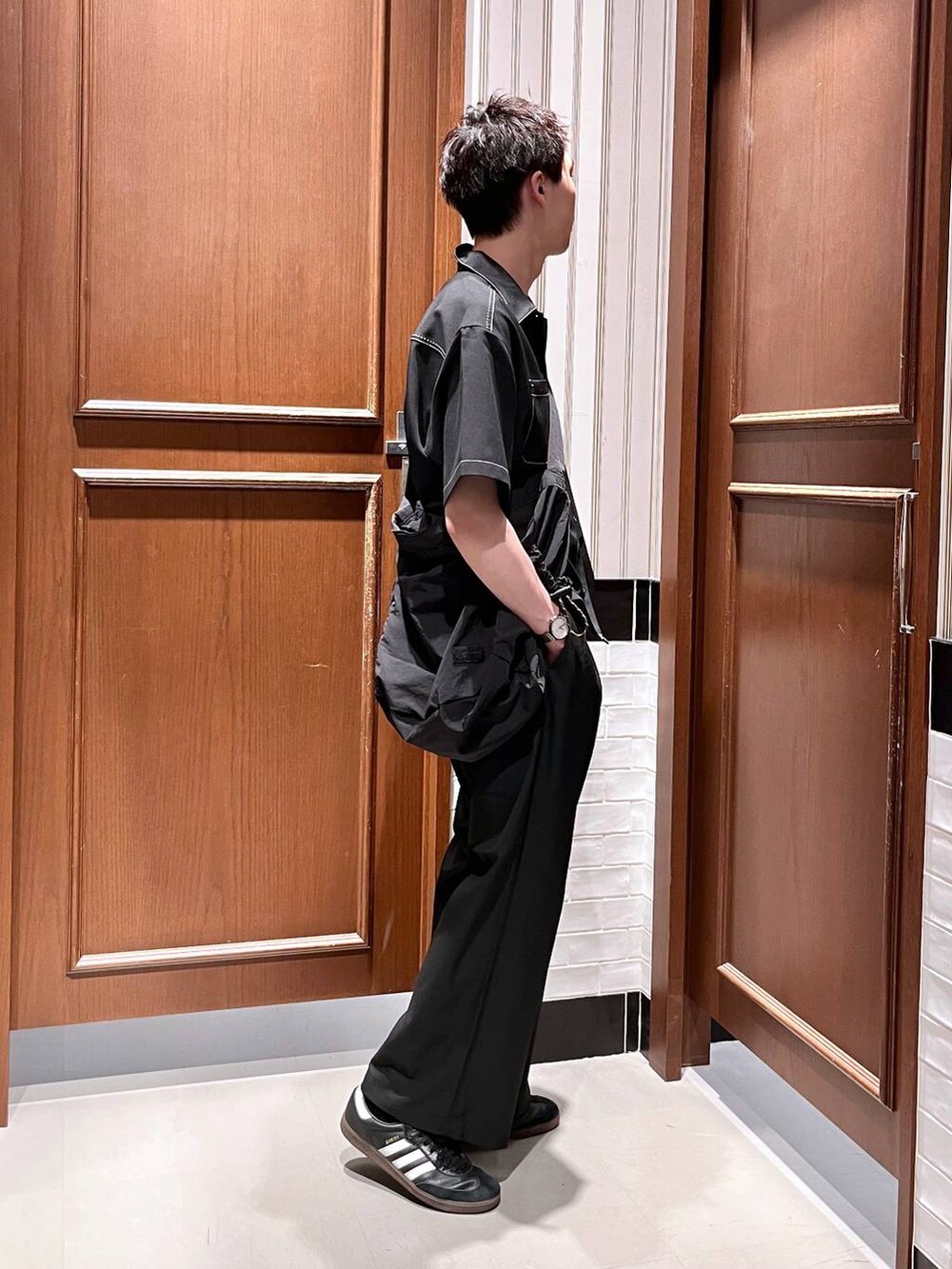 ブラック系のスラックス、ブラック系のショルダーバッグ、ブラック系のシャツ/ブラウスを着用したメンズの夏コーディネートの5枚目の写真