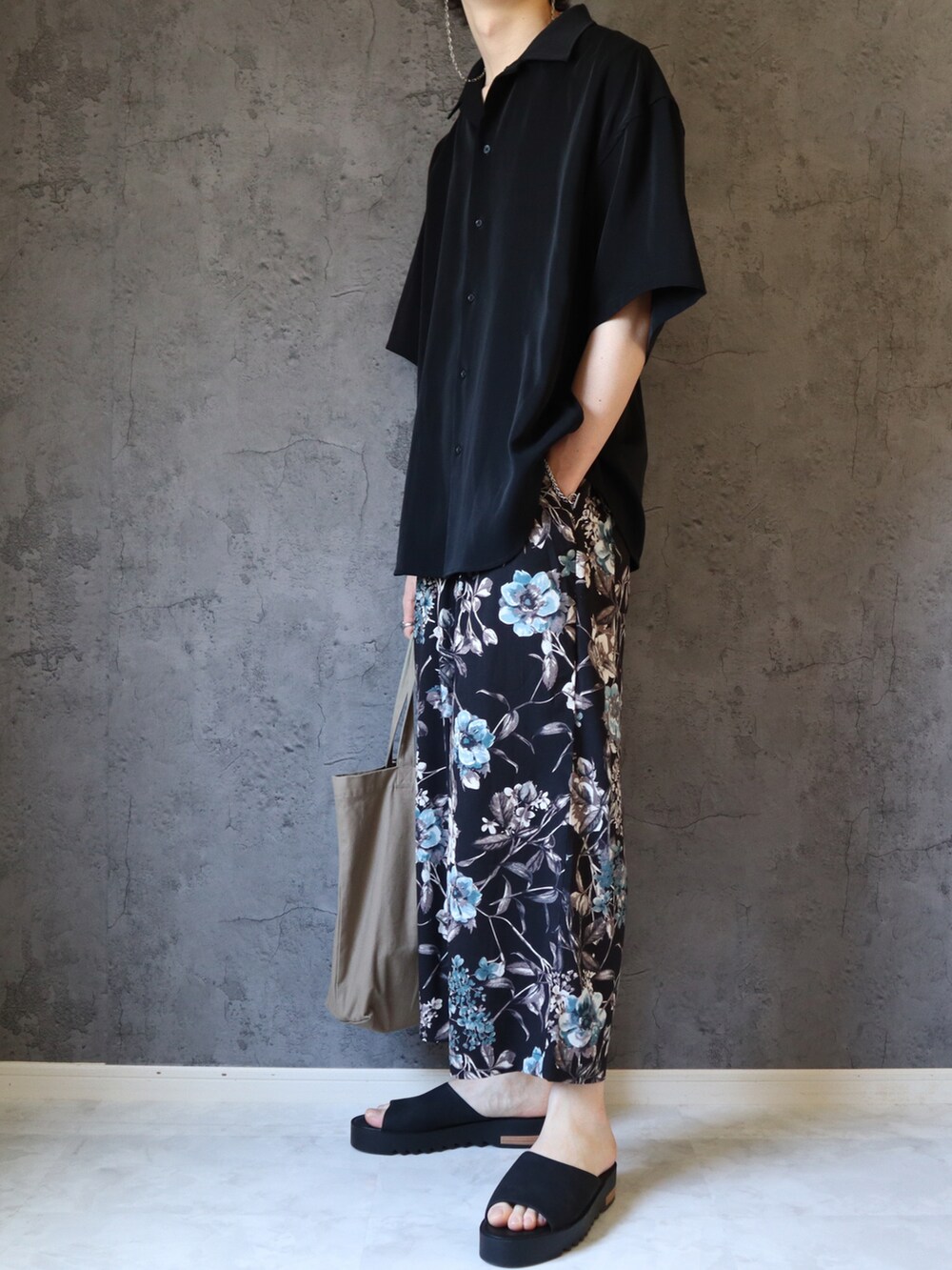 ブラック系のシャツ/ブラウス、ブラック系のその他パンツ、ベージュ系のトートバッグを着用したメンズの春コーディネートの2枚目の写真