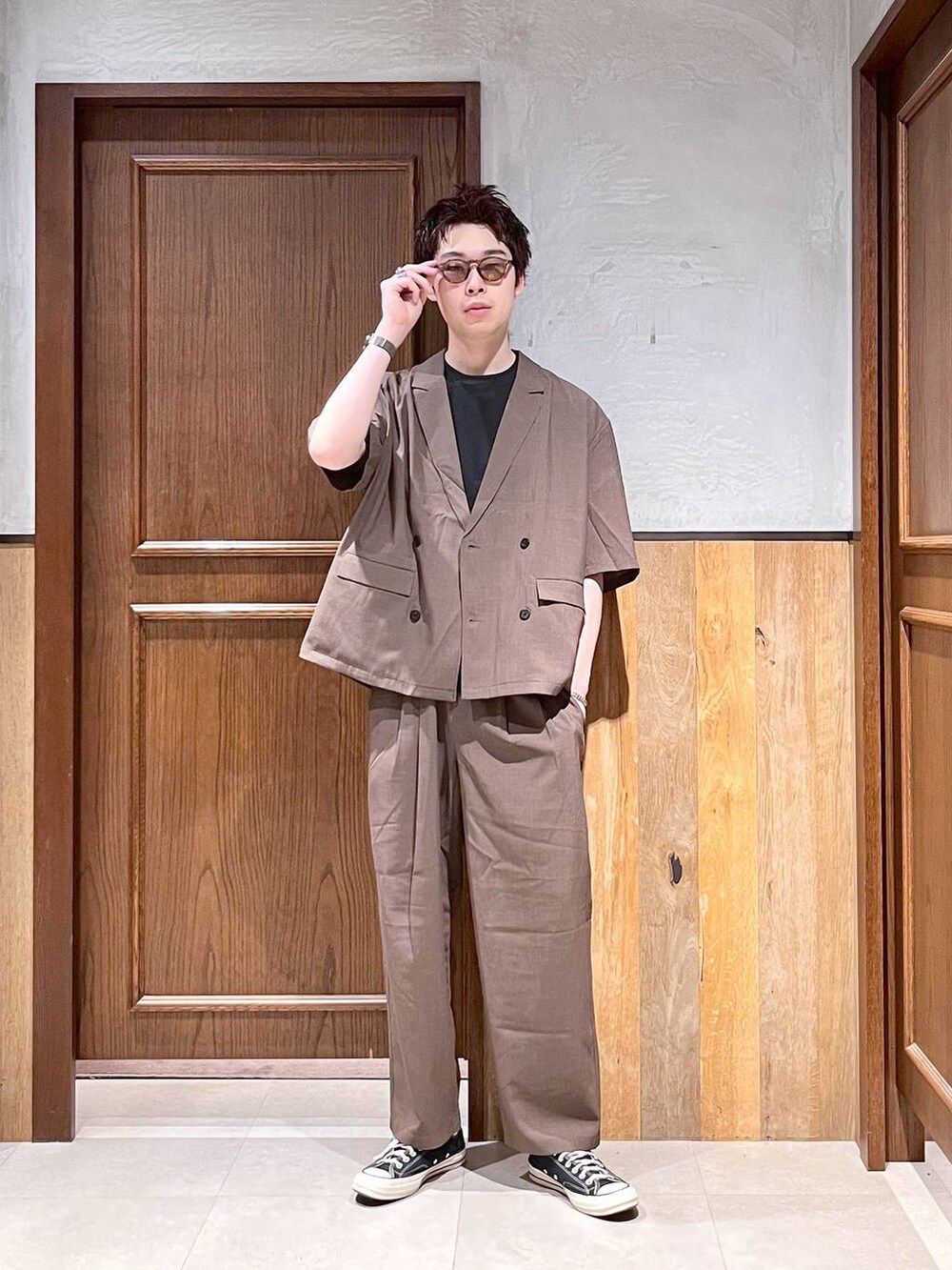 ブラック系のTシャツ/カットソー、イエロー系のシャツ/ブラウスを着用したメンズの夏コーディネートの3枚目の写真