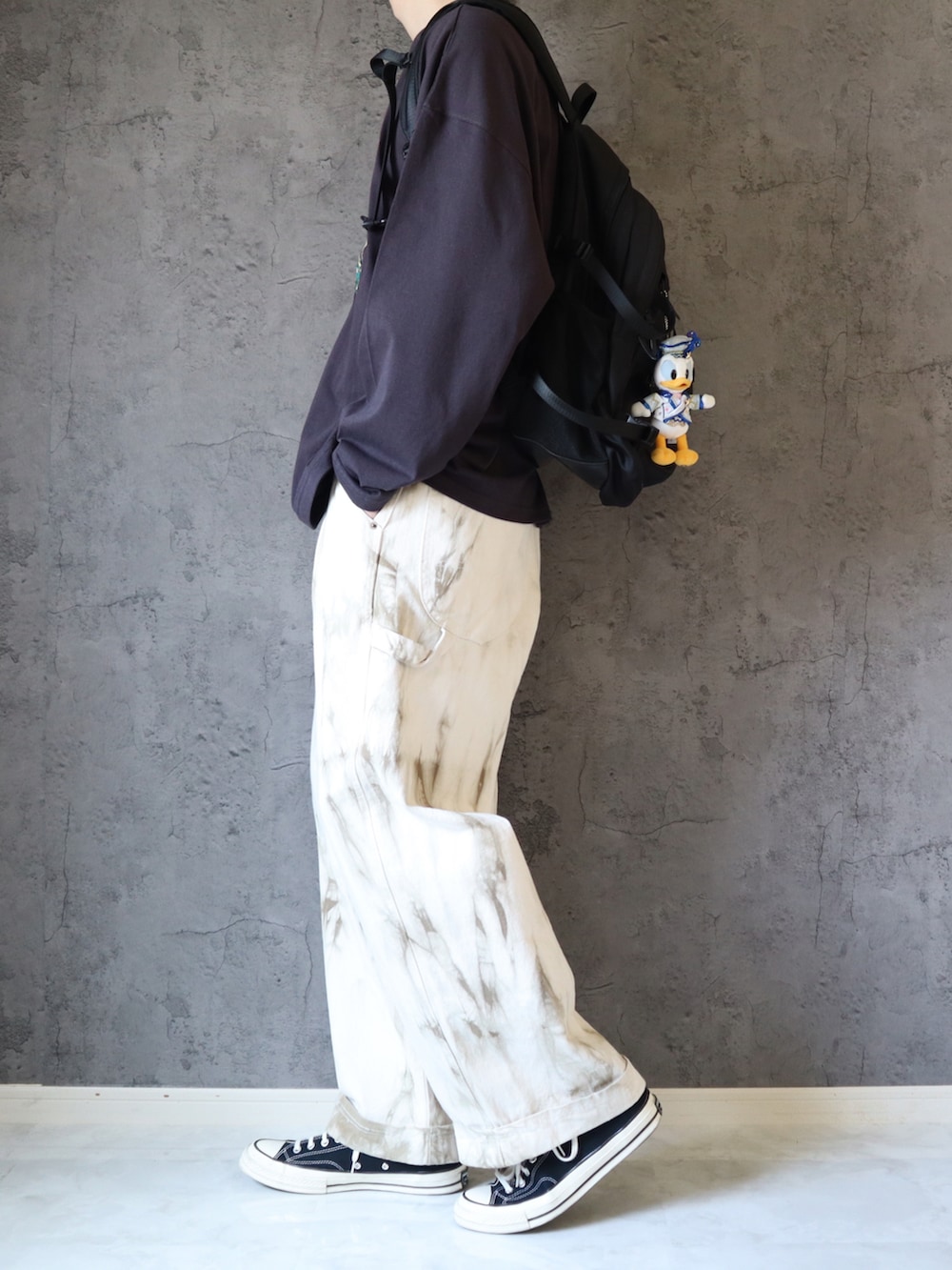 ベージュ系のその他パンツ、その他のTシャツ/カットソー、その他のおもちゃを着用したメンズの夏コーディネートの2枚目の写真
