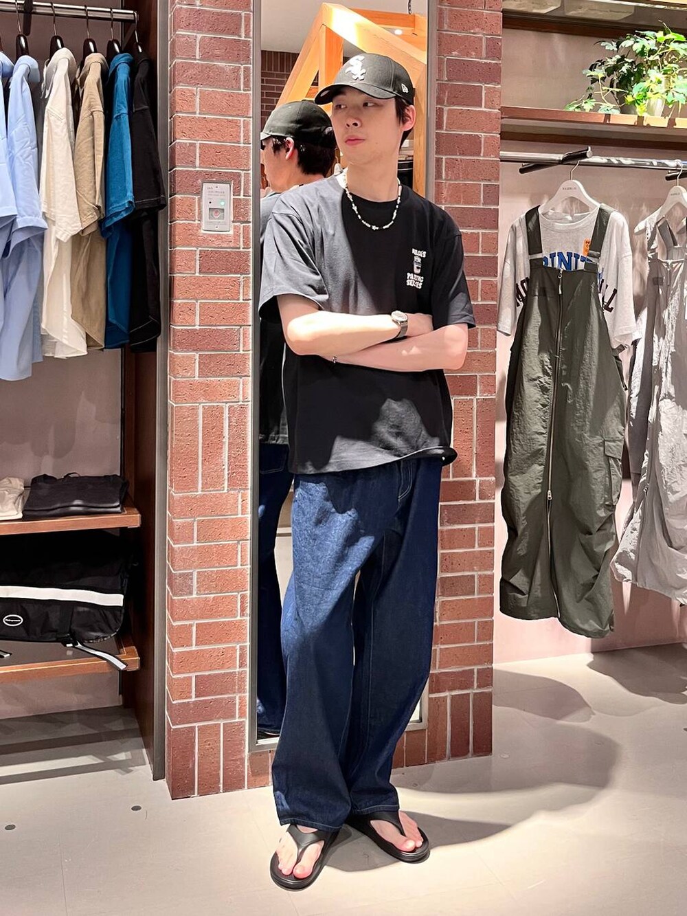 ブルー系のデニムパンツ、ブラック系のTシャツ/カットソー、パープル系のネックレスを着用したメンズの夏コーディネートの3枚目の写真