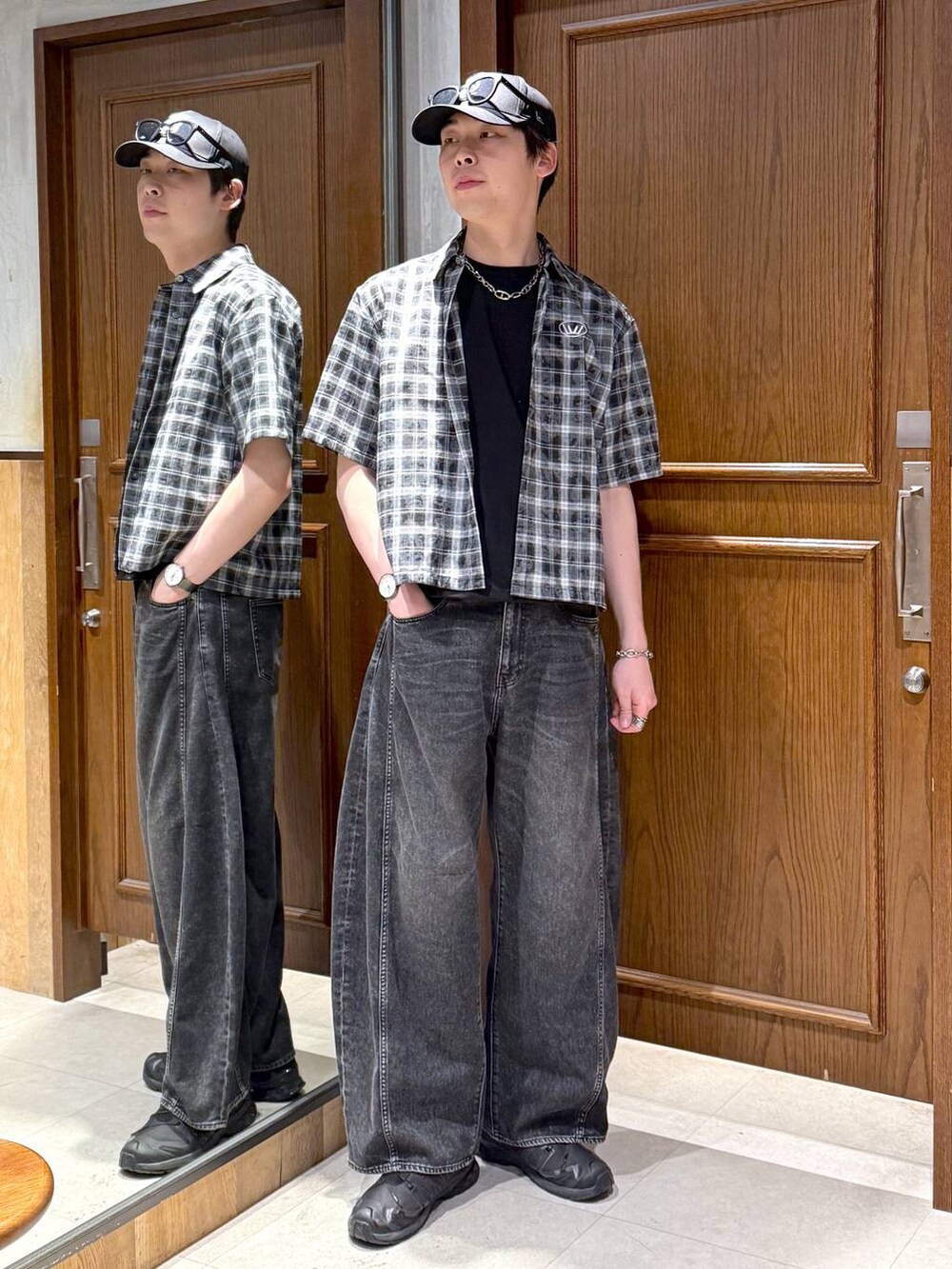 グレー系のデニムパンツ、ブラック系のシャツ/ブラウス、ブラック系のTシャツ/カットソーを着用したメンズの春コーディネートの6枚目の写真