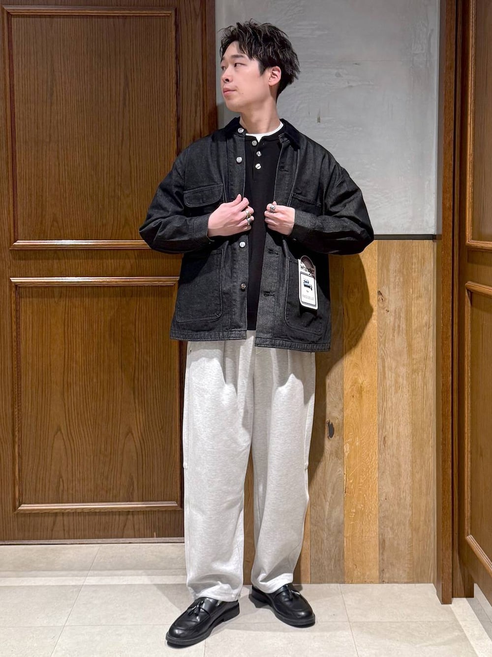 ブラック系のブルゾン、ブラック系のニット/セーター、グレー系のスウェットパンツを着用したメンズの冬コーディネートの3枚目の写真