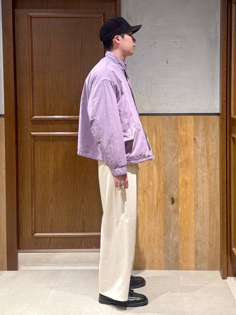 ホワイト系のスラックス、ブラック系のニット/セーターを着用したメンズの冬コーディネートの7枚目の写真