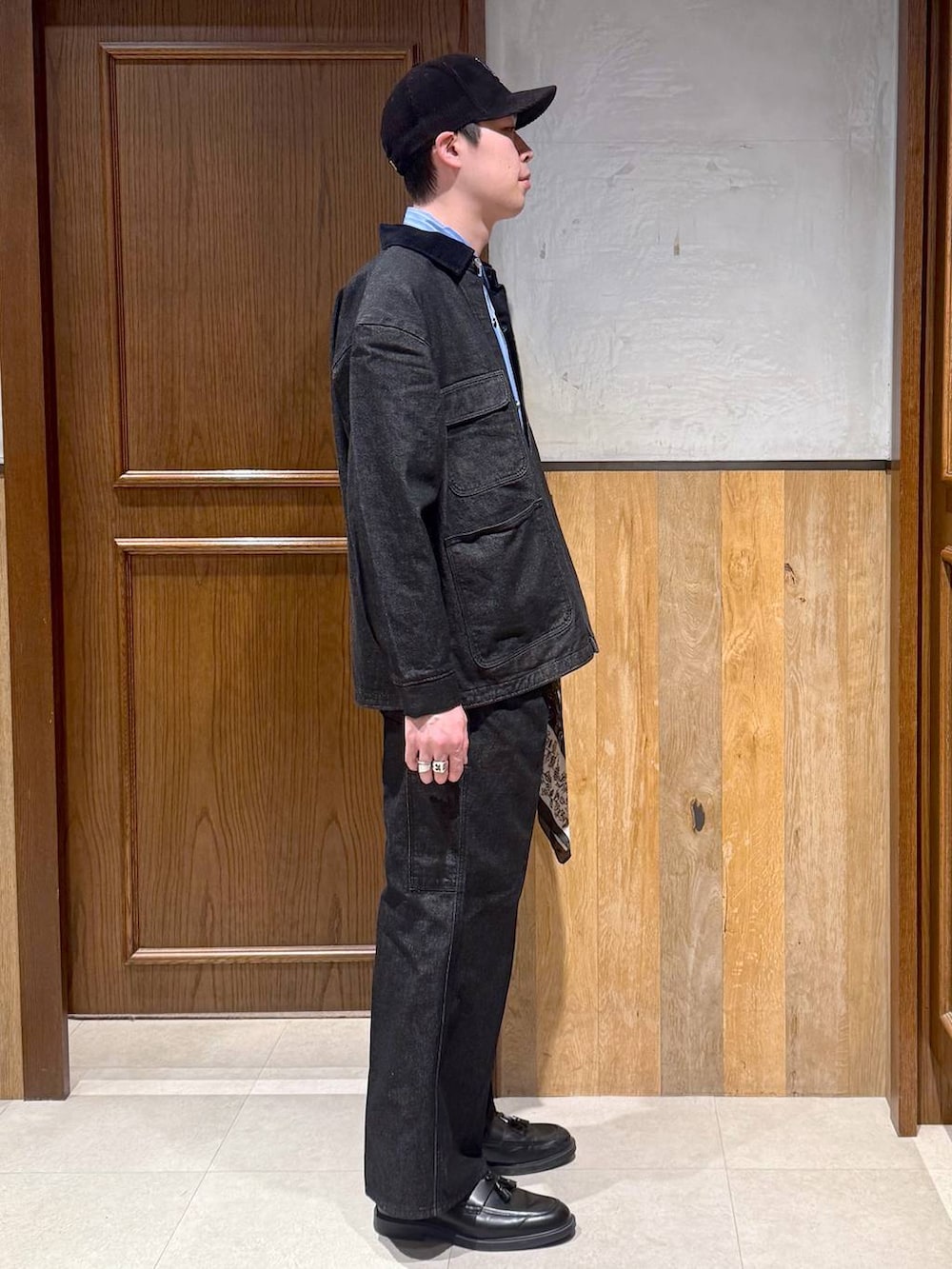 ブラック系のブルゾン、ブラック系のスラックス、ブラック系のバンダナ/スカーフを着用したメンズの冬コーディネートの5枚目の写真