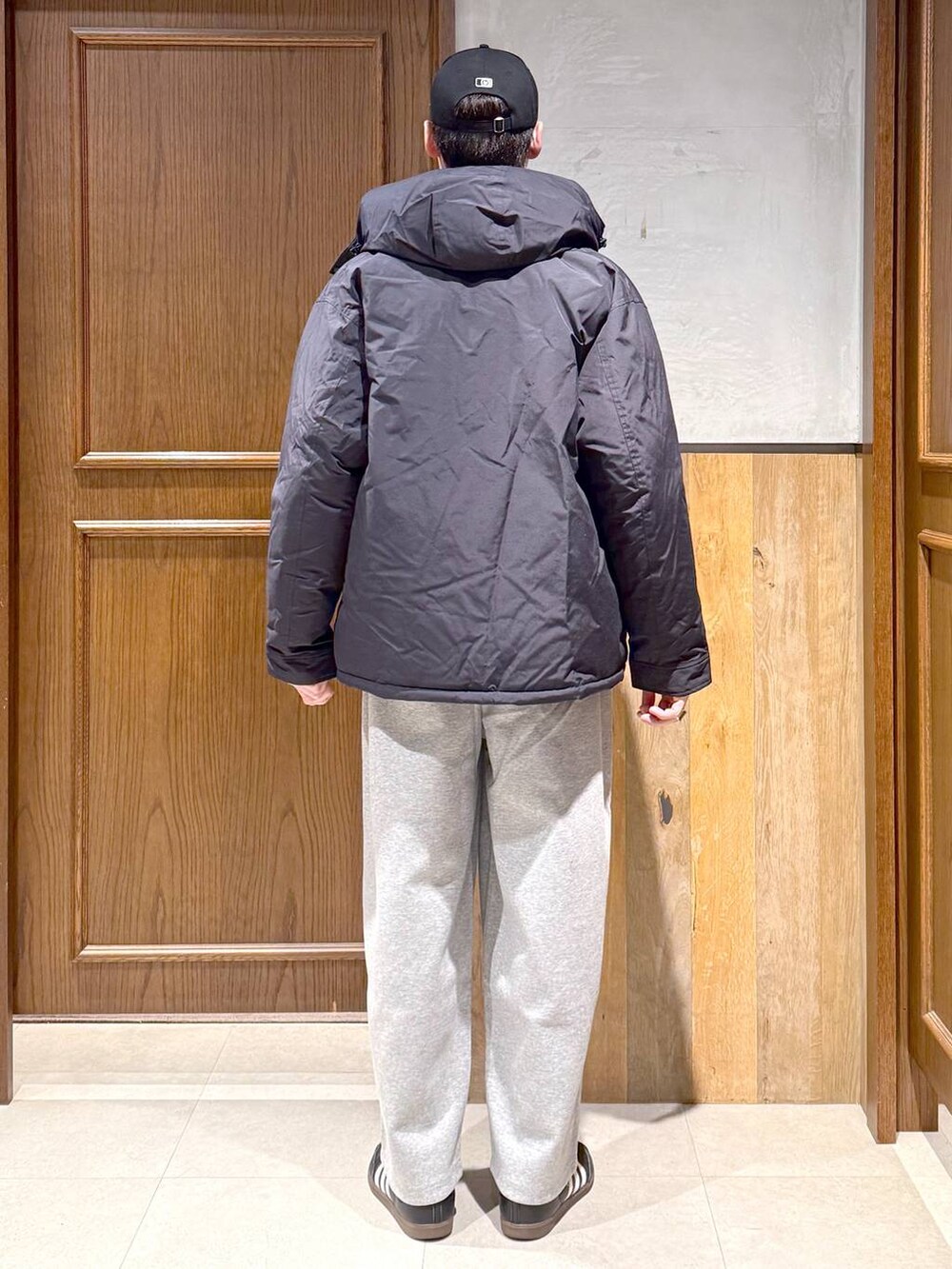 ブルー系のダウンジャケット/コート、ブルー系のシャツ/ブラウス、グレー系のスウェットを着用したメンズの冬コーディネートの5枚目の写真