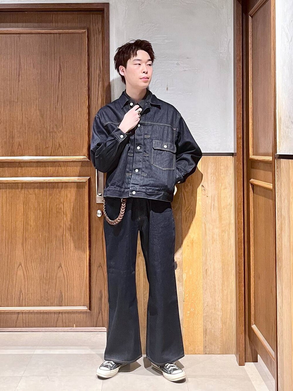 ブルー系のデニムパンツ、ブルー系のデニムジャケット、ブラック系のシャツ/ブラウスを着用したメンズの秋コーディネートの3枚目の写真