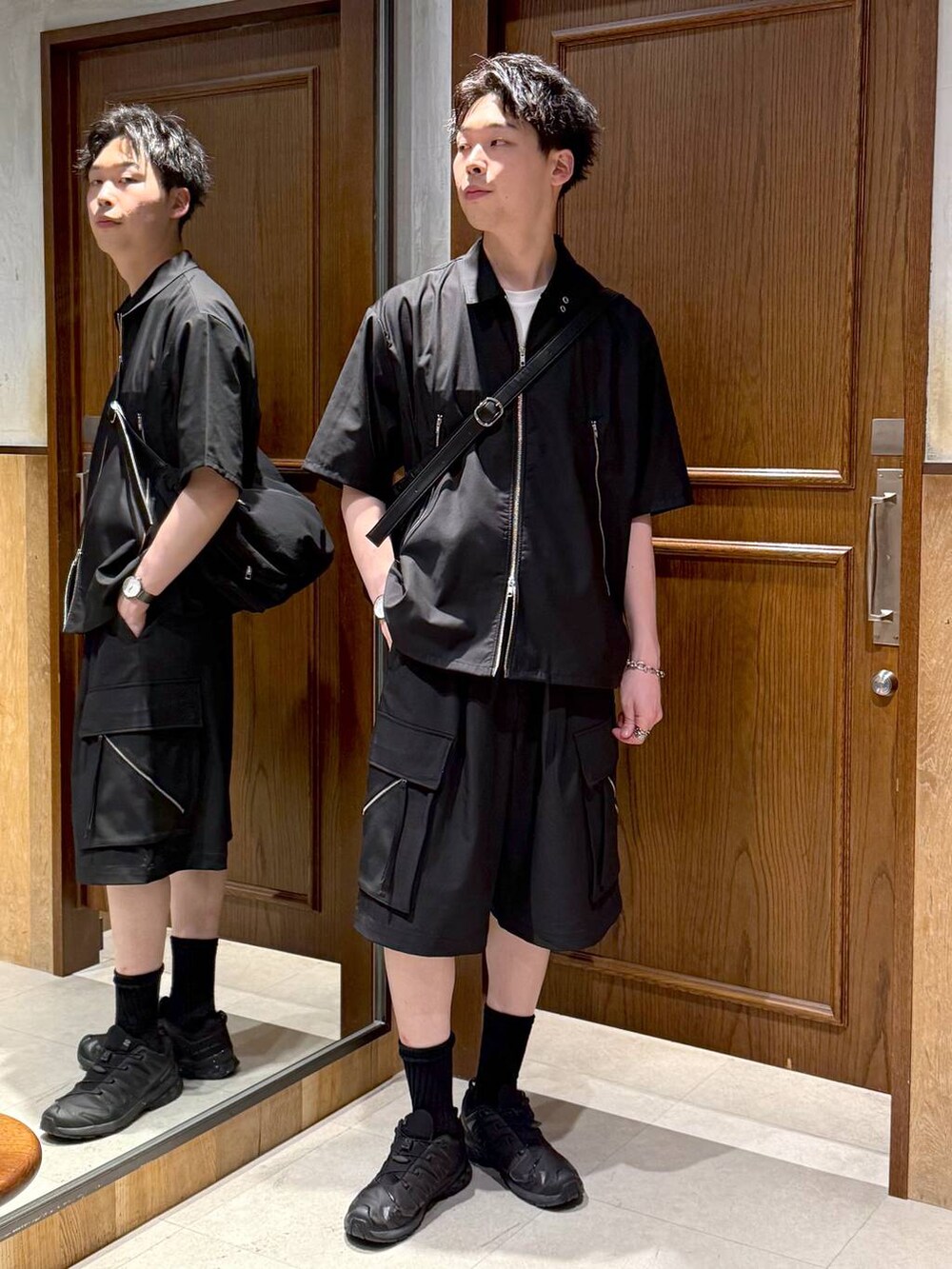 ブラック系のショルダーバッグ、ホワイト系のTシャツ/カットソー、ブラック系のシャツ/ブラウスを着用したメンズの春コーディネートの2枚目の写真