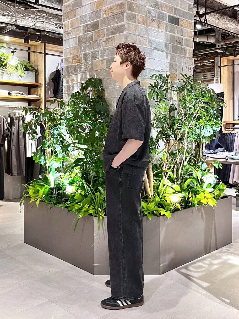 ブラック系のタンクトップ、ブラック系のデニムパンツ、ブラック系のシャツ/ブラウスを着用したメンズの夏コーディネートの4枚目の写真