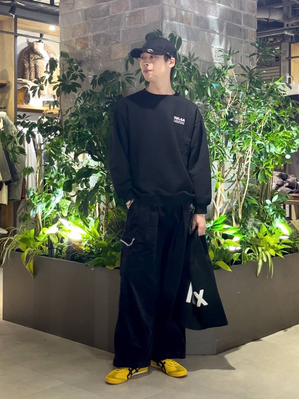 ブラック系のトートバッグ、ブラック系のカーゴパンツ、ブラック系のスウェットを着用したメンズの秋コーディネートの3枚目の写真