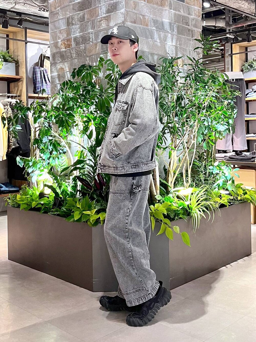 その他のデニムパンツ、その他のデニムジャケット、その他のパーカーを着用したメンズの春コーディネートの4枚目の写真