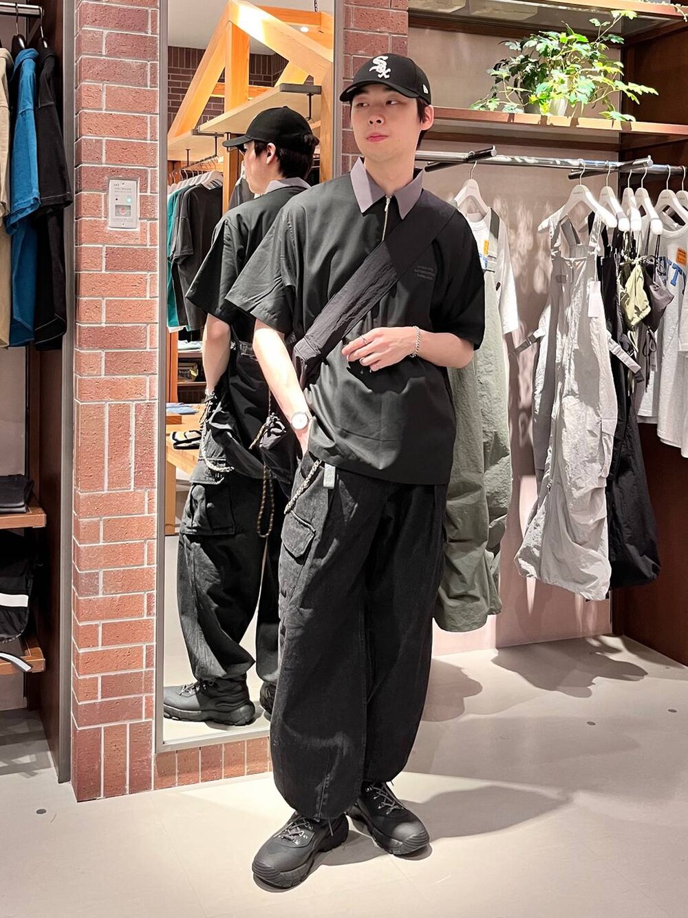 グレー系のデニムパンツ、ブラック系のショルダーバッグ、ブラック系のシャツ/ブラウスを着用したメンズの夏コーディネートの2枚目の写真