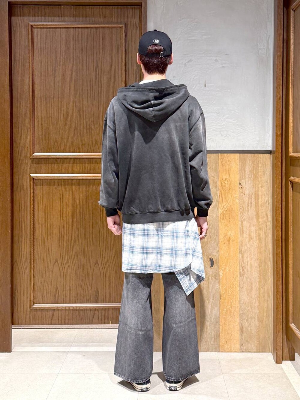 ホワイト系のシャツ/ブラウス、グレー系のデニムパンツ、ホワイト系のTシャツ/カットソーを着用したメンズの秋コーディネートの4枚目の写真