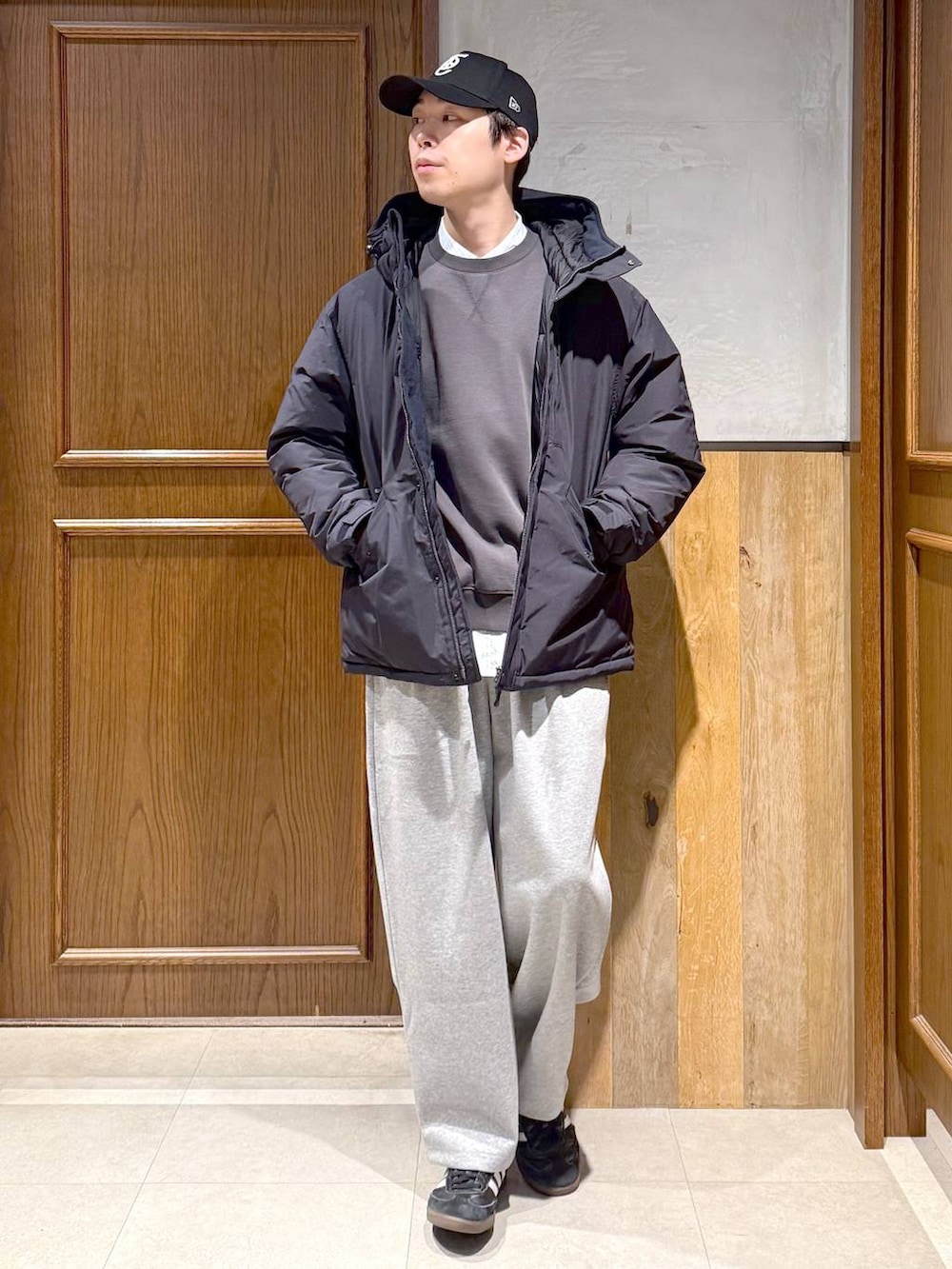 ブルー系のダウンジャケット/コート、ブルー系のシャツ/ブラウス、グレー系のスウェットを着用したメンズの冬コーディネートの3枚目の写真