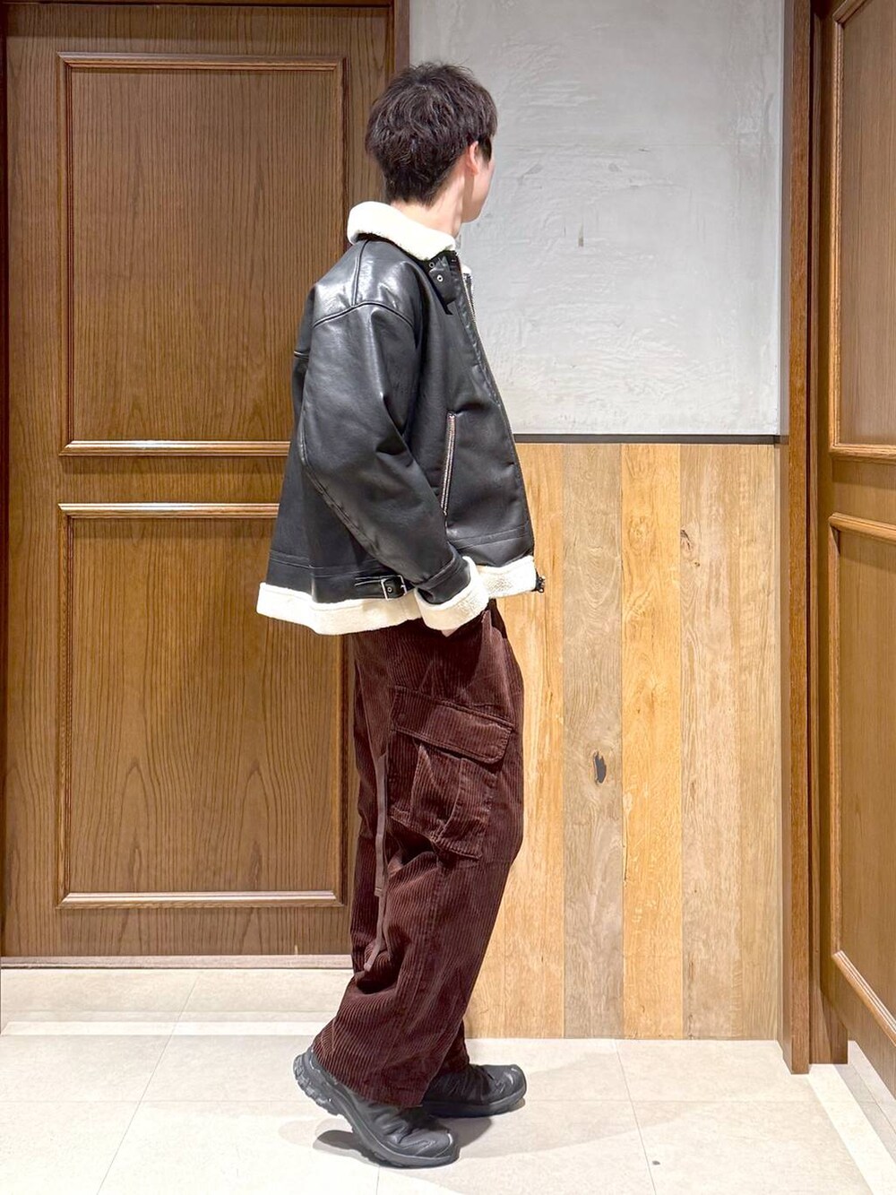 ブラウン系のカーゴパンツ、ブラック系のブルゾン、グレー系のスウェットを着用したメンズの秋コーディネートの7枚目の写真