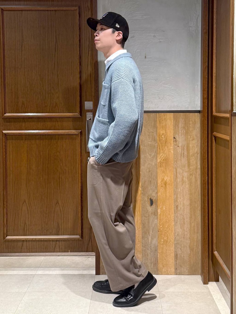 ベージュ系のスラックス、ホワイト系のシャツ/ブラウス、ブルー系のニット/セーターを着用したメンズの冬コーディネートの4枚目の写真