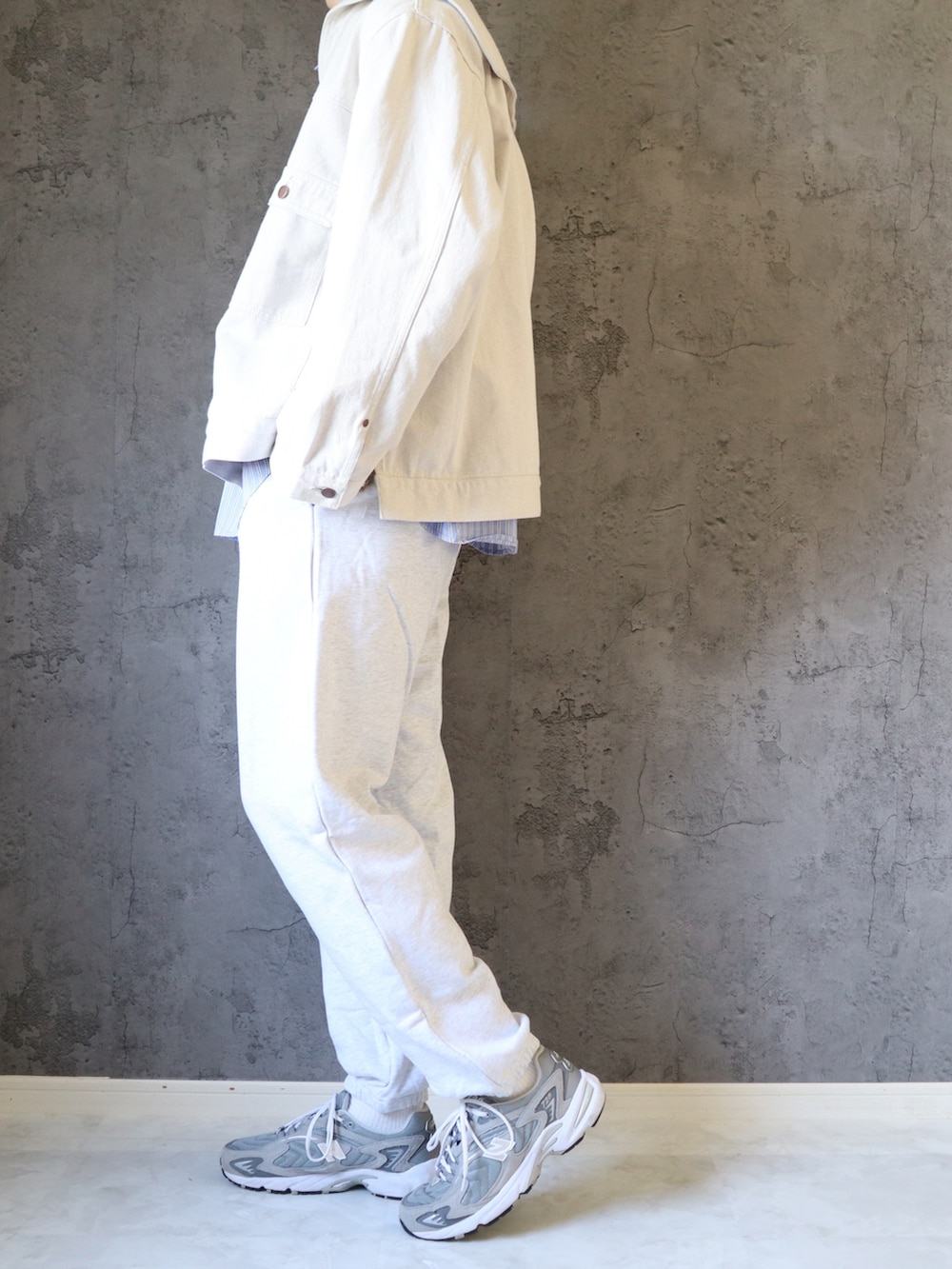 ブルー系のシャツ/ブラウス、ホワイト系のブルゾン、グレー系のスウェットパンツを着用したメンズの春コーディネートの3枚目の写真