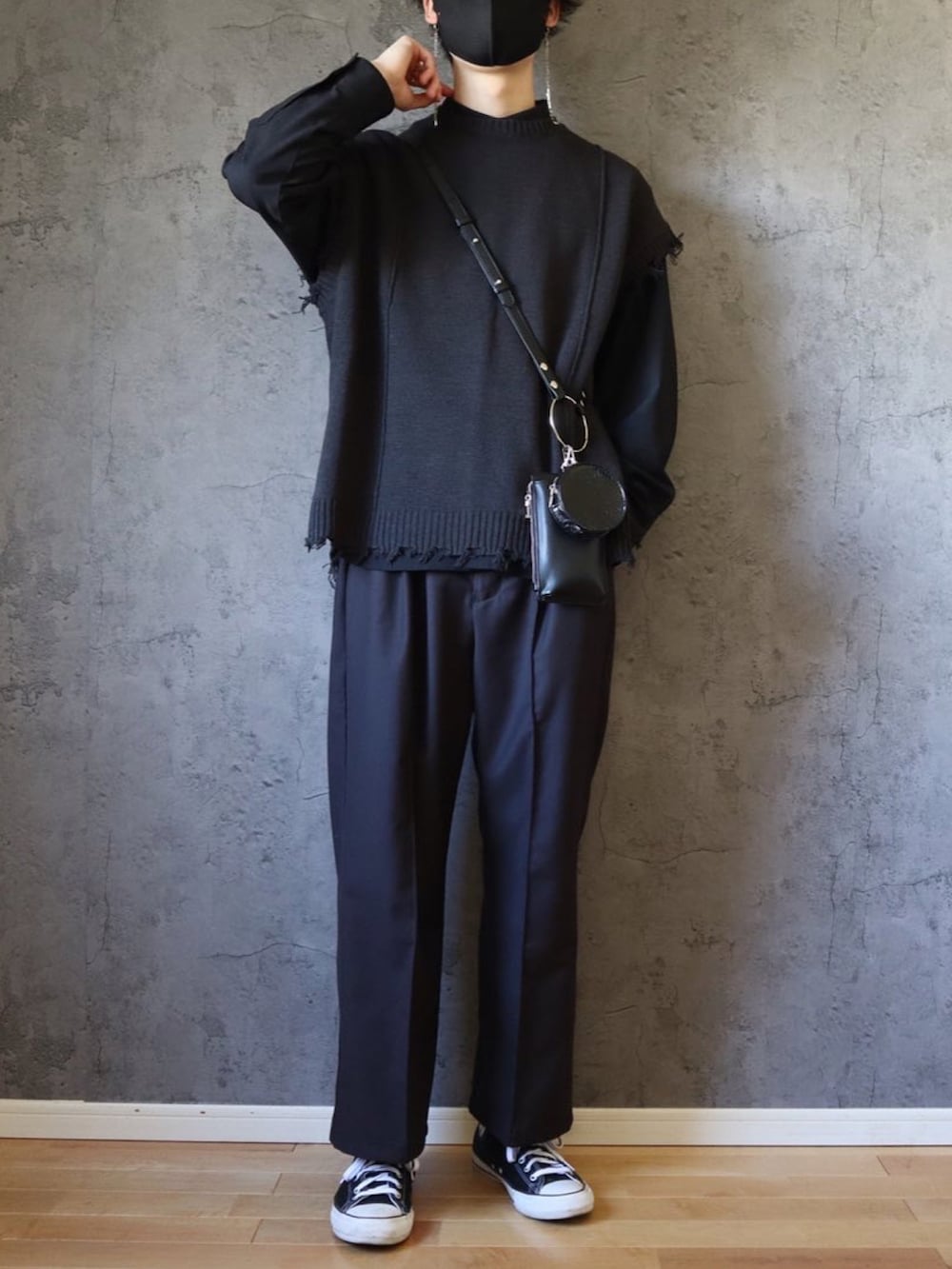 グレー系のベスト、グレー系のその他パンツ、ブラック系のショルダーバッグを着用したメンズの春コーディネートの4枚目の写真