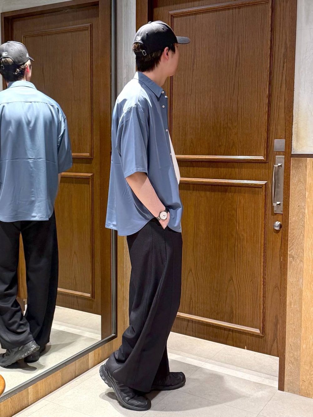 ブルー系のシャツ/ブラウス、ホワイト系のTシャツ/カットソー、ブラック系のスラックスを着用したメンズの春コーディネートの5枚目の写真