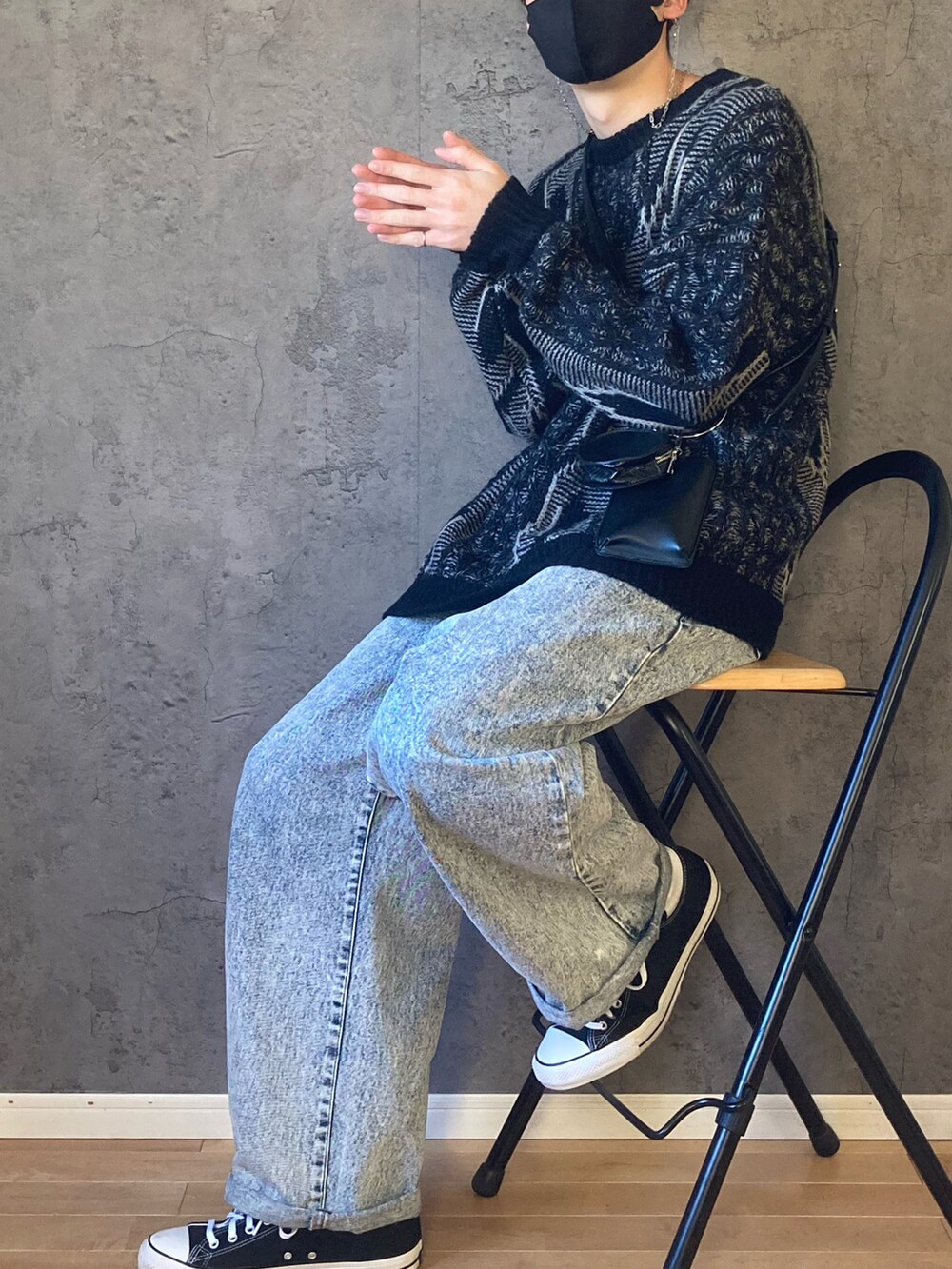 「冬、シンプル、休日スタイル、ビックシルエット、きれいめカジュアル、プチプラ、秋冬コーデ、大学生、ニット、デニム、ワイドデニム、着回しコーデ、マイベストコーデ2021、ootd」｜「epnokのリングショルダーBAG（ショルダーバッグ、ブラック系）」を使った、manamu さん（メンズ・186cm）の冬コーディネートの2枚目の写真