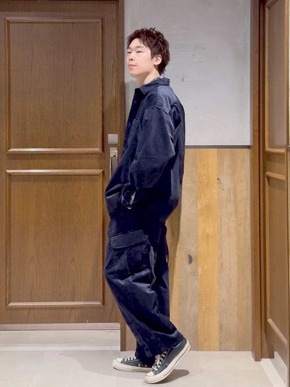 ブラック系のシャツ/ブラウス、ブルー系のカーゴパンツ、ブルー系のシャツ/ブラウスを着用したメンズの秋コーディネートの5枚目の写真