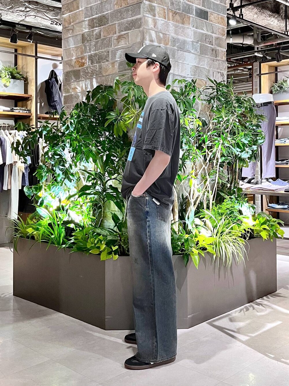ブルー系のデニムパンツ、グレー系のTシャツ/カットソー、その他のウォレットチェーンを着用したメンズの夏コーディネートの3枚目の写真