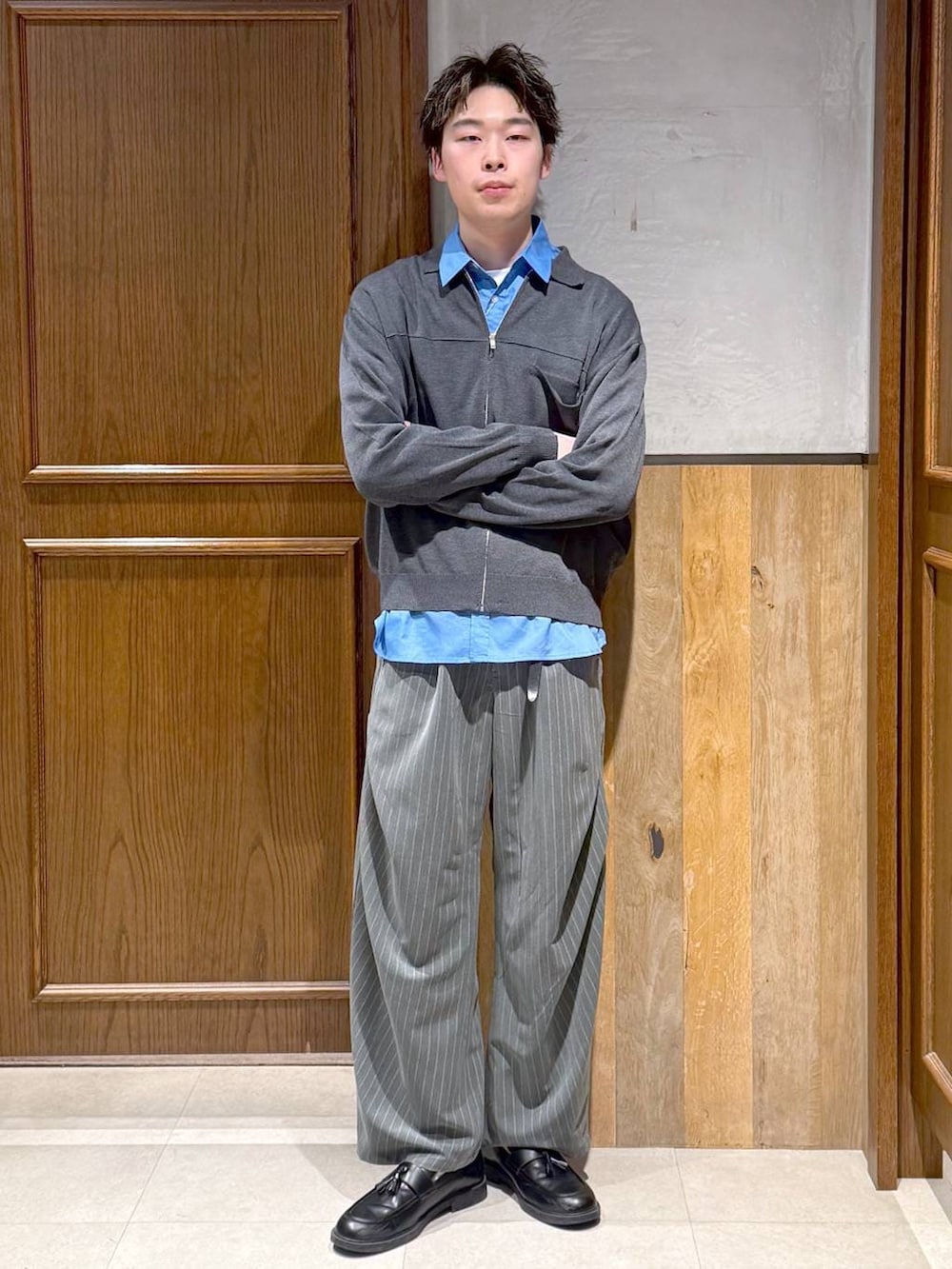 ブルー系のシャツ/ブラウス、グレー系のシャツ/ブラウスを着用したメンズの春コーディネートの2枚目の写真