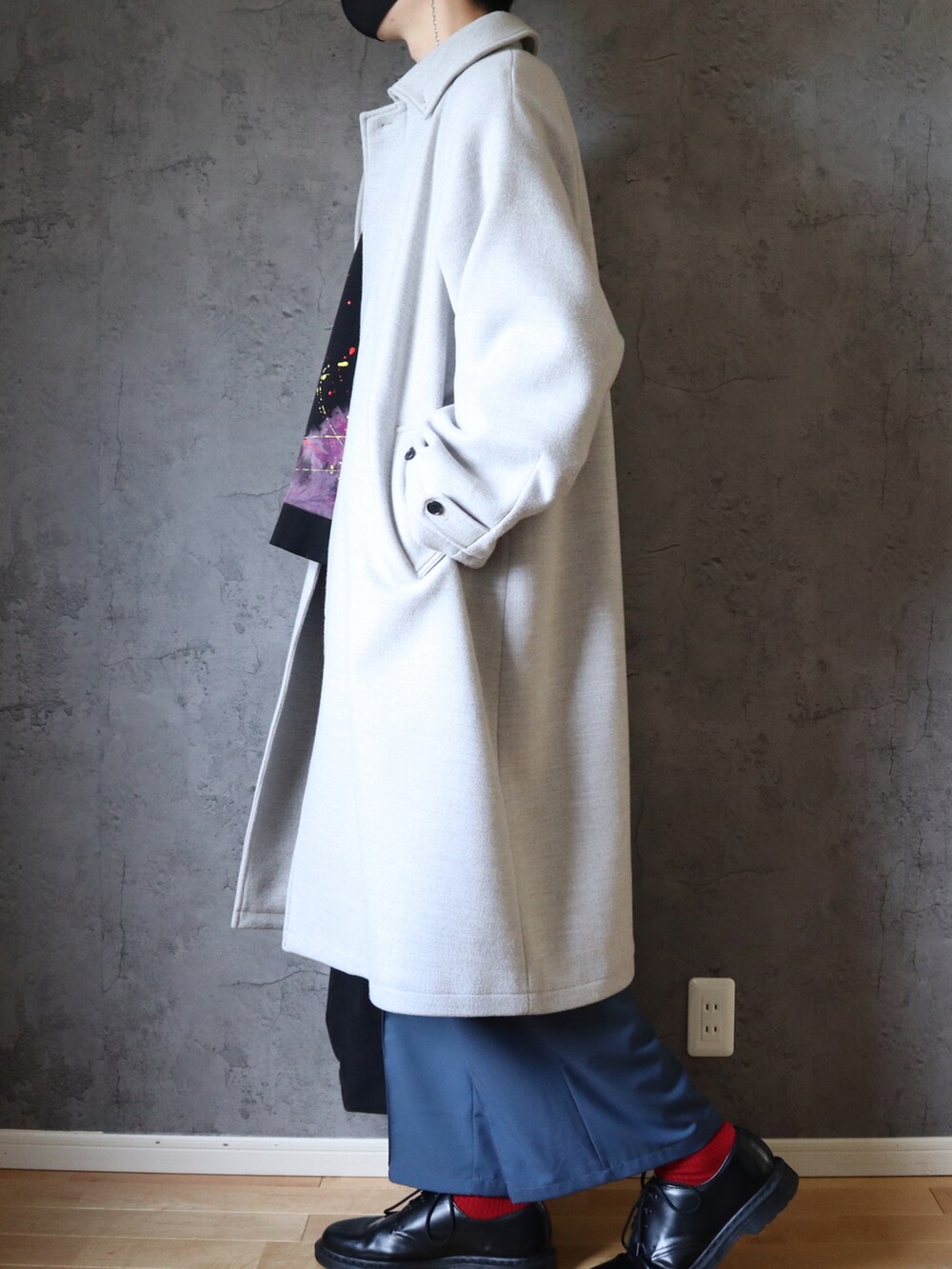 グレー系のその他アウター、ブラック系のスウェット、ブルー系のスラックスを着用したメンズの冬コーディネートの3枚目の写真