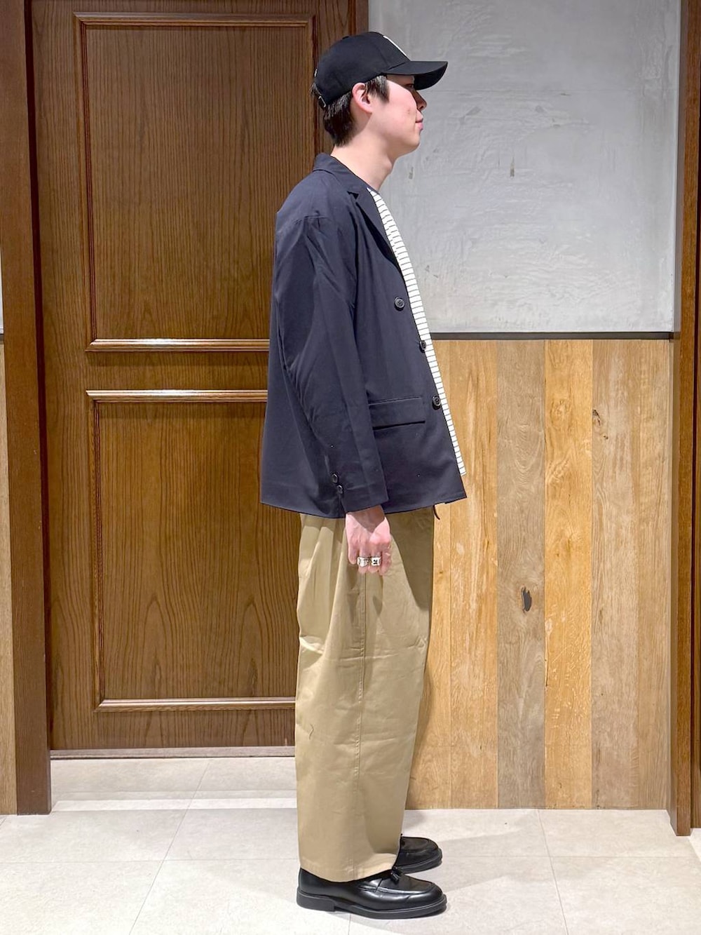 ブルー系のテーラードジャケット、ホワイト系のTシャツ/カットソー、ベージュ系のチノパンツを着用したメンズの冬コーディネートの4枚目の写真