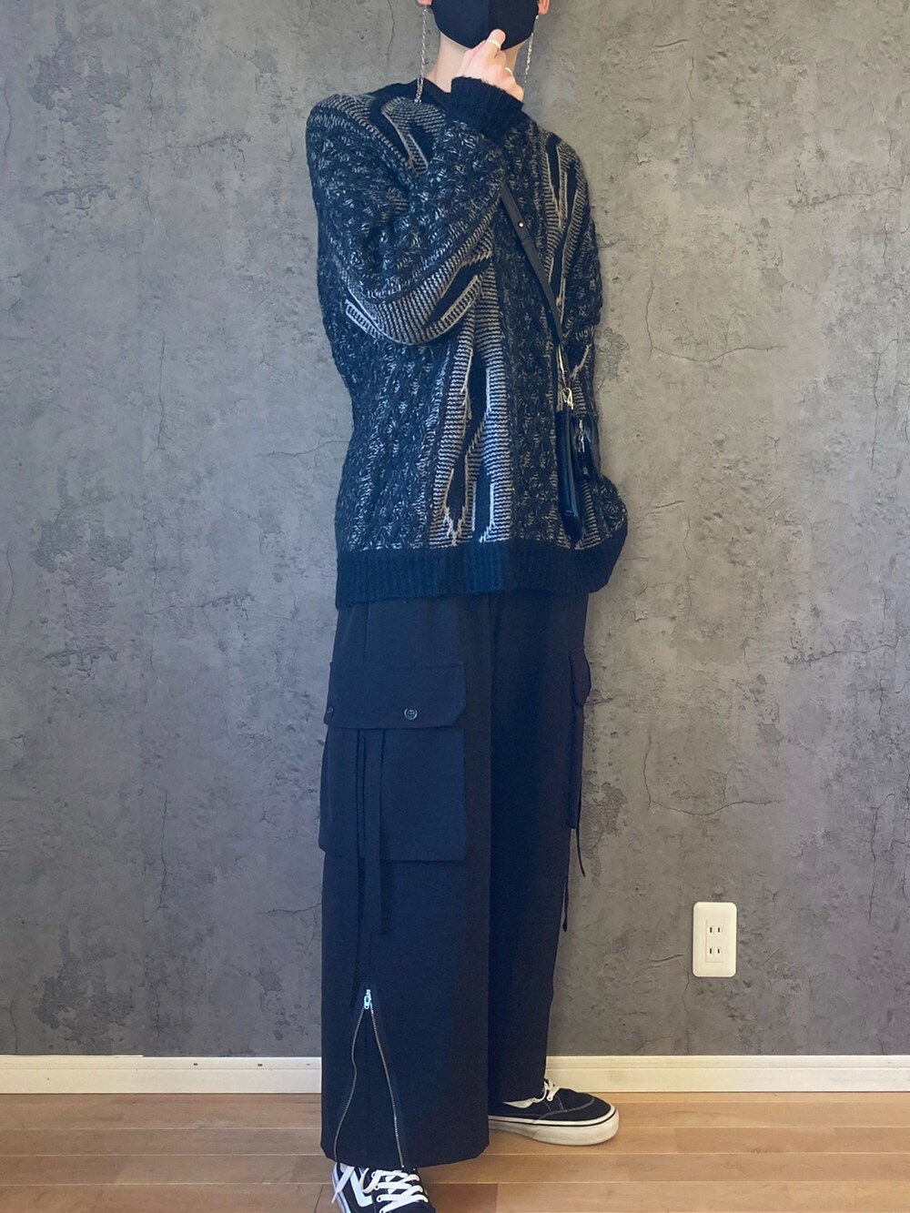 ブラック系のカーゴパンツ、ブラック系のスニーカー、シルバー系のネックレスを着用したメンズの冬コーディネートの3枚目の写真