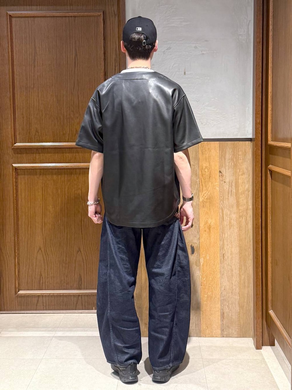 ホワイト系のTシャツ/カットソー、ブラック系のシャツ/ブラウス、ブルー系のデニムパンツを着用したメンズの春コーディネートの5枚目の写真