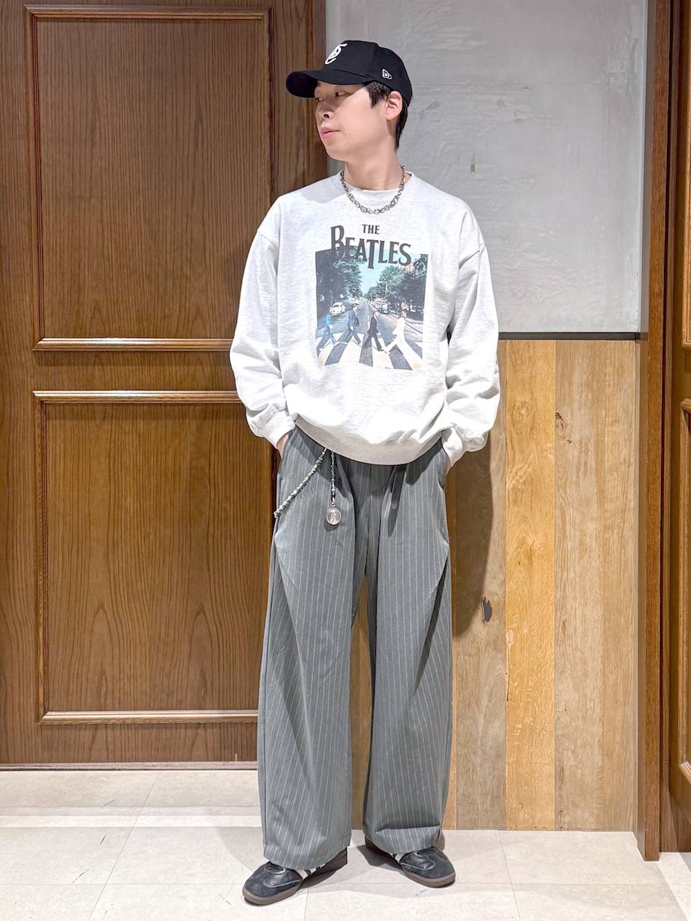 その他のスウェット、グレー系のスラックスを着用したメンズの冬コーディネートの2枚目の写真