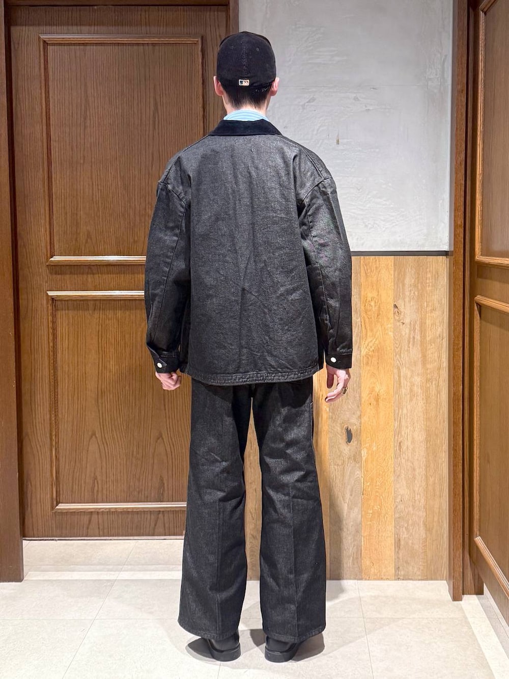 ブラック系のブルゾン、ブラック系のスラックス、ブラック系のバンダナ/スカーフを着用したメンズの冬コーディネートの4枚目の写真